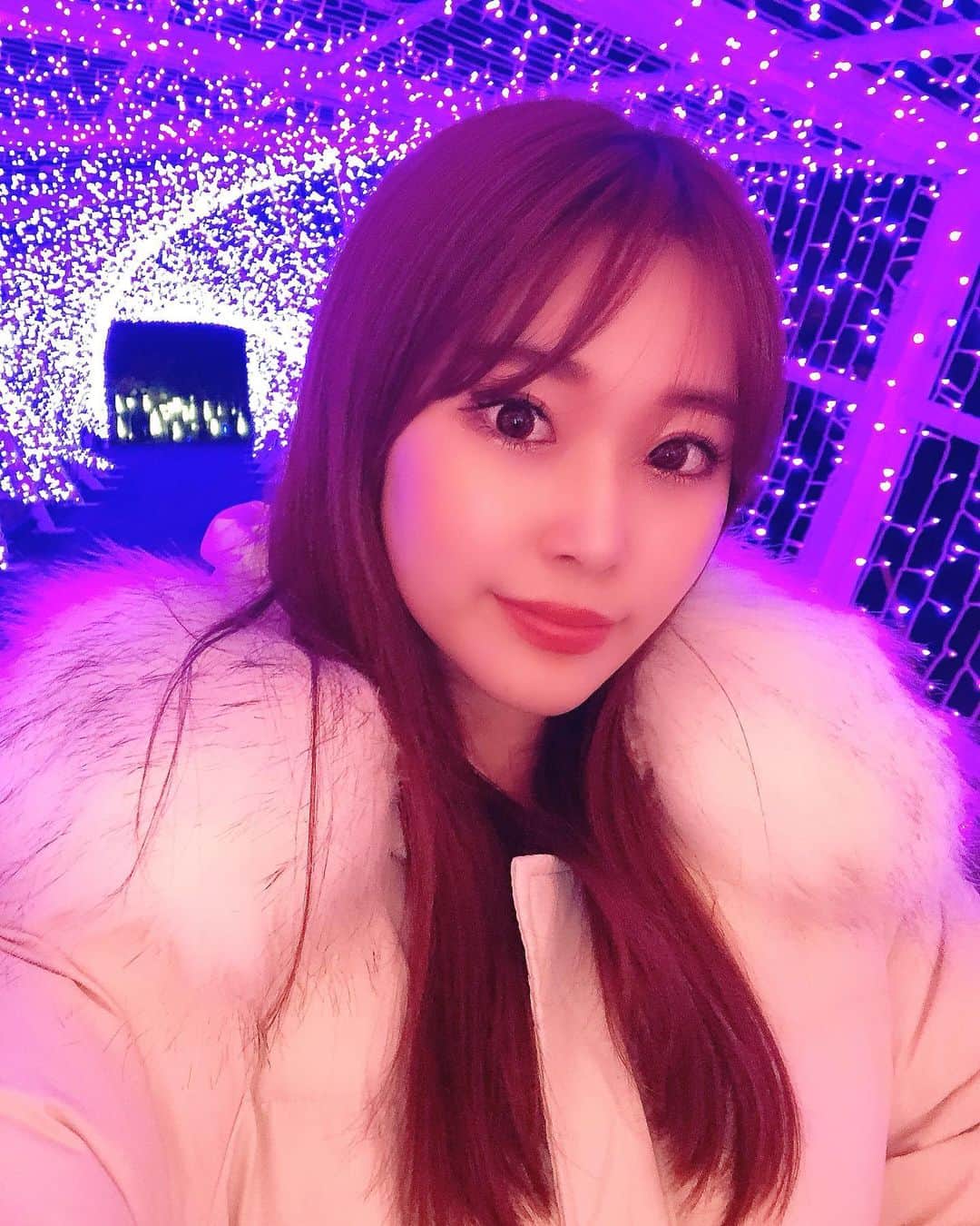 藤川沙弥のインスタグラム：「𝐻𝑒𝑙𝑙𝑜 𝐷𝑒𝑐𝑒𝑚𝑏𝑒𝑟𓂃𐬿❄︎𐬿𓂬ֻ .﻿ ﻿ あっという間に12月☃️❄️﻿ 街もイルミネーションが綺麗な季節🌃🌟 残り1ヶ月楽しく過ごせますように🦢🤍﻿ ﻿ ﻿」