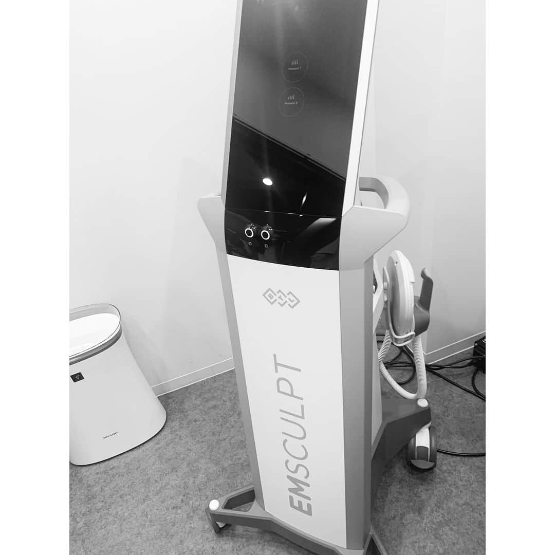 乙黒えりのインスタグラム：「最新機器  とか言われるとめっちゃ気になります！ @muscle_beauty_clinic のエムスカルプト体験に行ってきました。筋肉を刺激し脂肪を燃焼させる最新機器だそうです。 寝ているだけの30分間の施術。 筋肉に響く感じで、直後に触るとたるんでたお尻がちょっとだけど引き締まった感がありました😮 さすが、美容医療の技術はすごい！  オープン記念で初回半額です！！ 女性だけでなく男性も大丈夫ですよ！  検査もしてきたので結果が楽しみです！  #筋肉美容クリニック#痩身#部分痩せ#脂肪燃焼#下半身痩せ#エムスカルプト#ダイエット#美容」