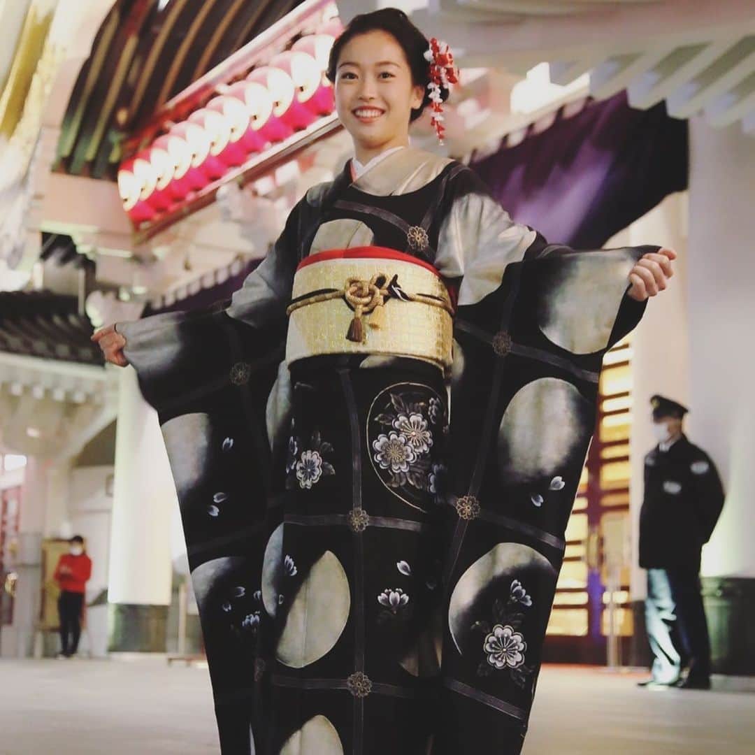 のインスタグラム：「・ #さくら桟敷 さんの店舗が #歌舞伎座 の地下にもあるとのことで遊びに行ってきました😊 ・ 綺麗な和雑貨が沢山✨ 和ではないけど、きれいな #マスクチャーム がいっぱいで迷いまくり💦 (写真、3,4枚目) ・ マスクが華やかになるし、耳のところに付けるとピアスにも見えるので、アクセサリーとしても使えそう💕 ・ 先月の国際大会で海外選手にもお土産にあげたかったな…もっと早く知っていれば！！ ・ ・ ついでに歌舞伎座の前でも撮っていただきました✨✨ ・ ・ マスクチャーム、お着物は #さくら桟敷 で揃えました✨ 京都の嵐山が本店ということもあり、言うまでもなく上質です！！ ・ ●さくら桟敷　銀座店 東京都中央区銀座5－15－1南海東京ビル１F 10：00～17：45　  ●さくら桟敷　歌舞伎座店 東京都中央区銀座4－12－15 歌舞伎座タワーB2　木挽町広場 10：00～18：00 お問合せ代表　03-6228-4439 ・ ・ #さくら桟敷 #振袖 #訪問着 #着物 #歌舞伎座 #マスクチャーム」