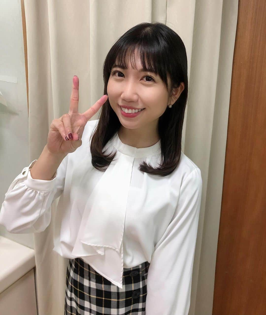 黒田菜月さんのインスタグラム写真 - (黒田菜月Instagram)「TBS NEWSデビューできました🍀 いろんな応援がすごく心強かったです✨ ありがとうございました🙇‍♀️ 最初のニュースが終わったときは震えました…😂笑 信頼されるキャスターになれるように、 日々頑張っていきます👍👍 . #TBSニュース #初心忘れるべからず #ピースしがち #アナウンサー #女子アナ #女子アナコーデ 👗 @opaque.clip」12月1日 22時55分 - nyaaatsuki_krd