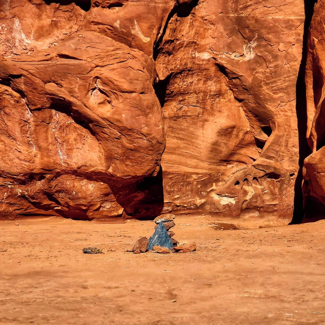 ルモンドさんのインスタグラム写真 - (ルモンドInstagram)「Enigme dans le désert. Le mystérieux monolithe métallique d’origine inconnue, dont la récente découverte dans un désert de l’ouest des Etats-Unis avait alimenté toutes sortes de spéculations, inspirées de la science-fiction, s’est semble-t-il évaporé.⁣ Le prisme triangulaire étincelant, qui dépassait de plus de 3,50 mètres du sol rougeâtre du sud de l’Etat de l’Utah, avait été découvert à la mi-novembre par des fonctionnaires locaux ébahis alors qu’ils survolaient la zone pour y recenser les mouflons. Après avoir posé leur hélicoptère pour enquêter, ces employés du département de la sécurité publique de l’Utah avaient découvert un « monolithe de métal planté dans le sol », mais n’avaient pu découvrir « aucune indication claire de qui aurait pu placer là le monolithe ».⁣ Certains observateurs ont noté une ressemblance avec les œuvres avant-gardistes de John McCracken, sculpteur américain ayant résidé un temps dans l’Etat voisin du Nouveau-Mexique et mort en 2011. Son fils, Patrick McCracken, a récemment déclaré que son père lui avait dit en 2002 qu’il aimerait « laisser ses œuvres dans des endroits perdus pour qu’elles soient découvertes plus tard ». Il avoue également que son père « était inspiré par l’idée de visiteurs aliens laissant des objets qui ressemblaient à son travail, ou auxquels son travail ressemblait. Cette découverte d’une pièce monolithique est tout à fait conforme à sa vision artistique ».⁣ -⁣ 1 : Un agent du département de la sécurité publique de l’Utah inspecte le mystérieux monolithe de métal dans le désert de l’Utah le 18 novembre. Photo : Utah Department of Public Safety/  AP⁣ 2 : Dix jours plus tard, le 28 novembre, une pierre marque l’endroit où se trouvait le monolithe. Photo : Kelsea Dockham-Canyon State Overland (@canyon.state.overland) / AP (@apnews)⁣ -⁣ #Utah #mystere #art」12月1日 22時49分 - lemondefr