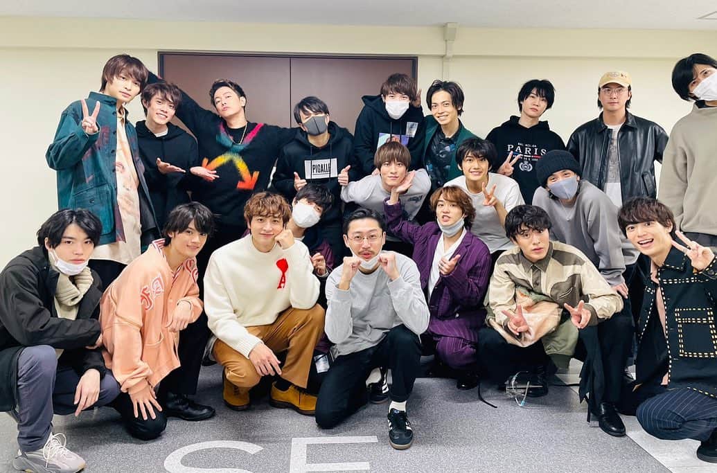 のインスタグラム：「…﻿ ﻿ Act Against Anything VOL.1「THE VARIETY 27」﻿ チームハンサムとして参加させていただきました。﻿ ﻿ 配信という形で、画面の奥の皆様に僕たちの力が届いて、少しでも明日への活力になっていれば幸せです。﻿ 本当にありがとうございました！！﻿ ﻿ ﻿ ※写真は終演後一瞬集まって撮りました」