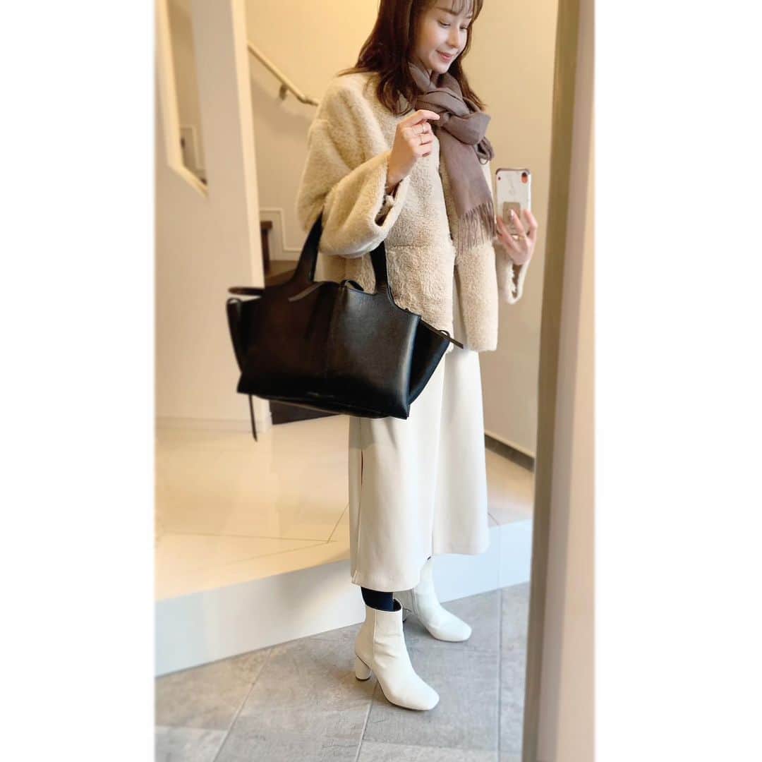 乙黒えりのインスタグラム：「ベージュ  KINS動画撮影もしたので今日はベージュコーデです。 KINSに行くときはほぼベージュなのでベージュの服が増えました😅  #boots @atelier_brugge  #coat @mienne.jp_official  #op @todayful_  #bag　@celine  #stole @room_rakuten   #最近WebでKINS動画流れてます#ママコーデ#ベージュコーデ#ファーコート#ブーツ」