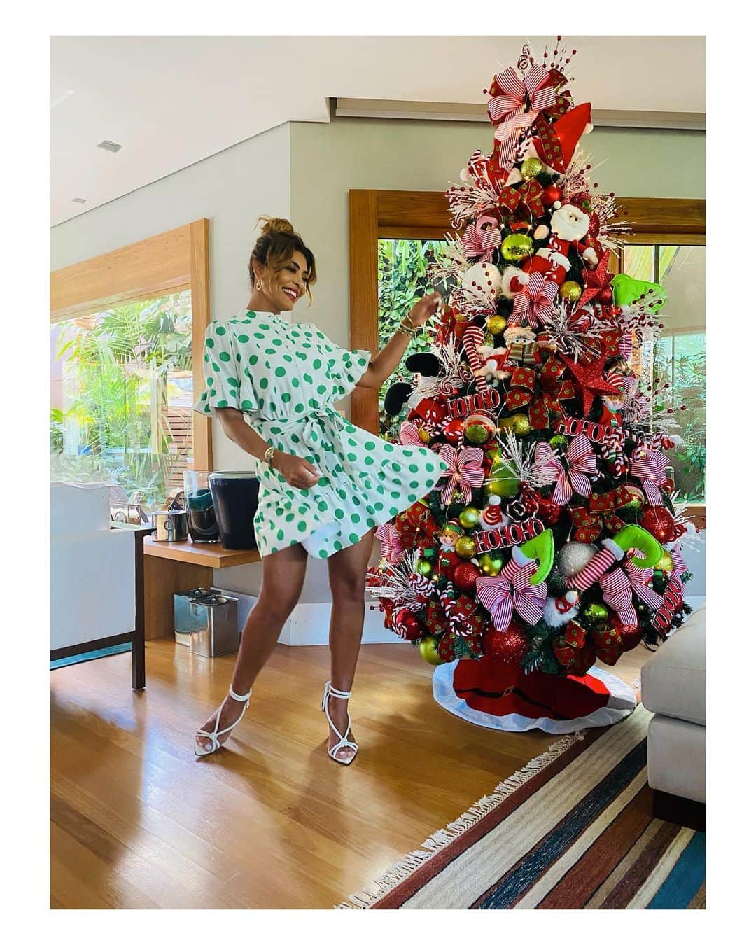 ジュリアナ・パエスのインスタグラム：「Já é Natal na casa da Juca!」