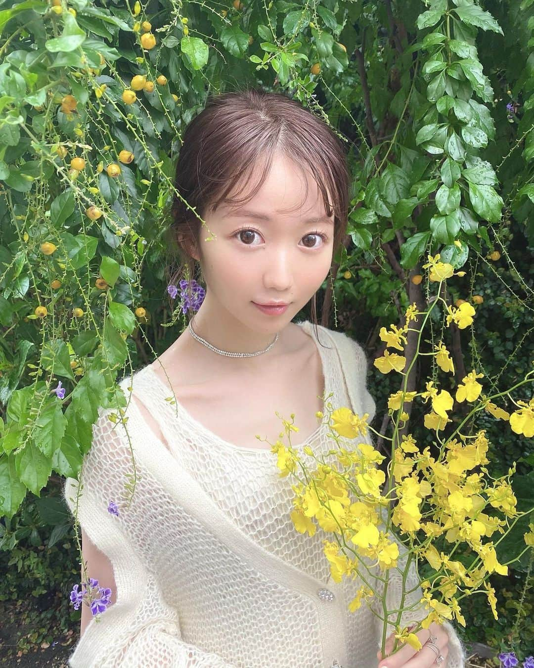 大谷映美里さんのインスタグラム写真 - (大谷映美里Instagram)「☁️ ㅤㅤㅤㅤㅤㅤㅤㅤㅤㅤㅤㅤㅤ bis1月号 今日発売になりました〜🌷 ㅤㅤㅤㅤㅤㅤㅤㅤㅤㅤㅤㅤㅤ ☑︎美しい笑顔の作り方 メイクやトレーニングについて🌼 私は幼い頃からずっと笑うのが苦手だったので、このトレーニングやってたなぁなんて思いながら撮影しました😌 メイクもスタイリングも可愛くて嬉しかった♡ ㅤㅤㅤㅤㅤㅤㅤㅤㅤㅤㅤㅤㅤ ☑︎カフェ・ド・人間性 水野しずさんの対談コーナーで 人間性を掘り下げていただきました！ 嬉しいお言葉をいただいたり、自分に気づけたり 葛藤やダメな部分も聞いていただいちゃいました🤤 とっても楽しかったです🍥 なんといってもイラストがすてきで、、、見て下さい！ ㅤㅤㅤㅤㅤㅤㅤㅤㅤㅤㅤㅤㅤ あとは、ベストコスメの企画で 私のベストコスメもちょこっと紹介しています💅🏻 ではでは 今月号もよろしくお願いします〜💐 ㅤㅤㅤㅤㅤㅤㅤㅤㅤㅤㅤㅤㅤ #bis #bis_web ❤︎」12月1日 22時56分 - otani_emiri