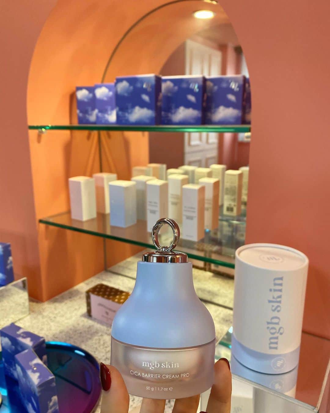 megbabyのインスタグラム：「何だかわかるかな💭  MEGOOD BEAUTYインスタライブを見てくれていた方はもう知ってるよね🤭 ついに！みんなに発表できる日が近づいてきました😭😭😭  @mgb_skin からクリームが出ます💙 しかも、韓国でも人気の美顔器付き✨  私はクリームには特別な思いがあるのですが、運命的クリームに完成するまでに本当に時間もかかり何度も何度も試行錯誤しながらここまでやってきました😭ドキュメンタリーにしたいくらい長くそして完成した時は震えるほど感動的な道のりでした🥺(話すと長くなってしまう)  ちょっとだけ情報解禁しちゃうと…  まず、すごくこだわったところがクリームは水の代わりにCICAエキス81.2％配合しています。EGF(成長因子)やセラミドなど大好きな成分ももちろんのこと。 鎮静と再生、バリア機能の補強、エイジングケアをしたいけどクリームの油分で肌荒れしてしまったという敏感肌の方には特におすすめしたいエイジングケアを叶えるクリームなんです👏🏻(私はもうこのクリームなしでは生きていけない🤦🏻‍♀️)  美顔器はクリームをしっかり肌の奥まで浸透してくれるイオン導入、再生を促すLEDライトとバランスの良いタッピングを叶える微細震度機能。  こだわったポイントは美顔器なのに手軽なところ。毎日使えて美顔器買ったけど最初だけで使わなくなったとか仕事や子育てに忙しくてスキンケアに時間を取れない、でもちゃんとケアしたいという時短ケア。私がいろんな美顔器を使ってきてこうゆうものが欲しいとリアルに思って作りました🥺(特に今は子育てとお仕事でゆっくり美顔器できないので時短ケアでも美肌を保ちたいという思いが大きくて🙇🏻‍♀️)  これ以上しゃべると怒られちゃうので今日はここまで🥺  早くみんなに試してほしくてうずうずしてます🥺  みなさんの　#運命的クリーム になれますように🙏🏻  ぜひ期待して大丈夫です。自信作です。きっと運命的クリームになるはずです☺️  そして、MEGOOD BEAUTIESのみんなにはイベントもご用意中です💪 商品の詳細はまた後日アップするのでもうちょっと待ってね💓  結局ちょっと話すつもりが長くなってしまっていつもすみません🥺最後まで読んでくれた方ありがとうございます🥺  #運命的クリーム #MEGOODBEAUTY #mgbskin @megood__beauty ❄️」