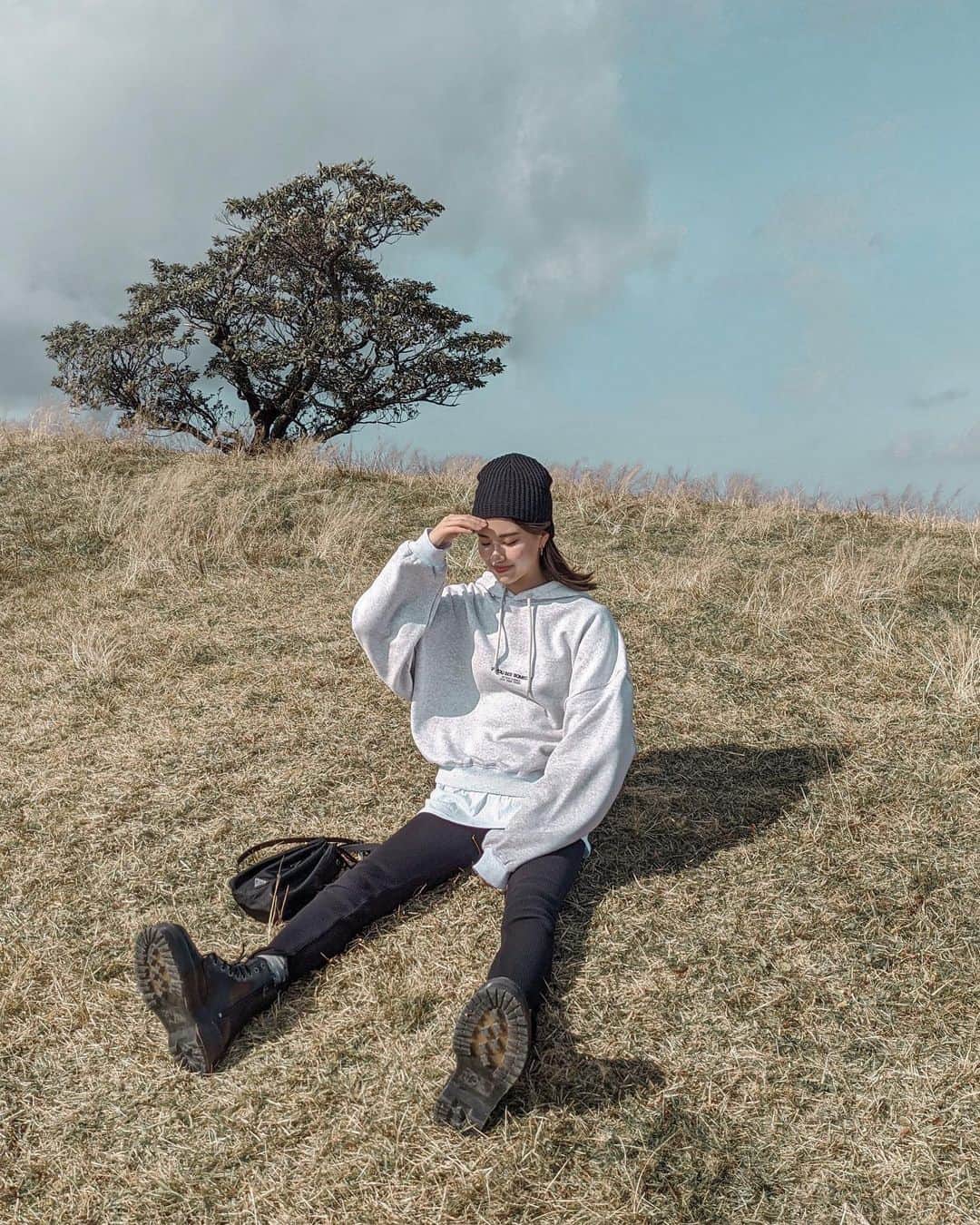 影山可蓮のインスタグラム：「・ ・ picnic🥪☁️ ・ ・ はやくも12月〜 しかし結構毎日あったかい☀️ ゆいこが撮ってくれた 少し前の私服のせておきます📷 ・ ・ 🏷 TOPS @credona_official  TEE @hanes_japan PANTS @uniqlo  BAG @prada  SHOES @drmartens_japan  ・ ・ #outfit #ootd  #trip  #コーデ #コーディネート #今日のコーデ #私服　#karen_k_outfit」