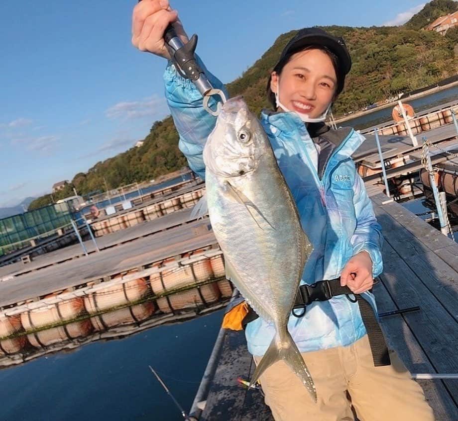 太田唯さんのインスタグラム写真 - (太田唯Instagram)「@fishingvision  釣りうま女王決定戦の前日﻿ みんなでカタタの釣り堀で練習〜〜🎣﻿ ﻿ はじめてシマアジ釣れた！！！！！！！﻿ 勝手にシマアジって金アジのちょっと大きいサイズくらいかと思ってたから、最初小さめのマンボウ釣ったかと思って焦りました(笑)﻿ これがシマアジなのねー！！﻿ ﻿ 練習やけど﻿ すっごい嬉しかった！！！！✊🧡﻿ グンッグンッて引きが最高でした  これは好きなやつ﻿や〜 ﻿ 初釣り堀デビュー飾りました✌️✌️✌️﻿楽しかった ﻿ ﻿ ﻿ #釣りうま女王決定戦  #fishing #fishinglife #japan  #釣り #シマアジ #釣り堀  #釣りビジョン #釣りガール #白浜 #カタタの釣り堀  ﻿#釣りスタグラム #釣果 #アウトドア #写真  ﻿ ﻿ ﻿」12月1日 22時58分 - yuiohta.official