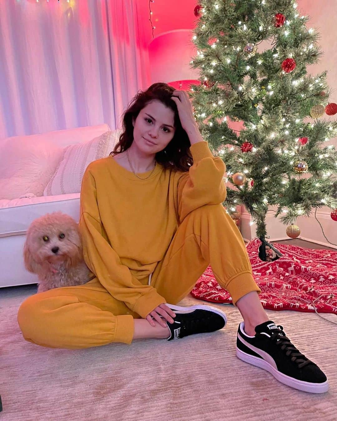 セレーナ・ゴメスさんのインスタグラム写真 - (セレーナ・ゴメスInstagram)「@PUMA Suedes 🖤 🎄 #ForAllTime」12月1日 23時00分 - selenagomez