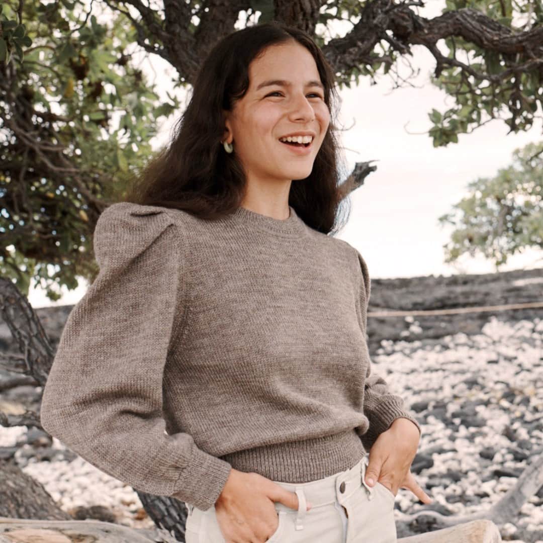 レフラーランドールのインスタグラム：「Our new puff sleeve Knits For Good sweater in heather grey is here! Part of the proceeds benefit @aclu_nationwide 💕」