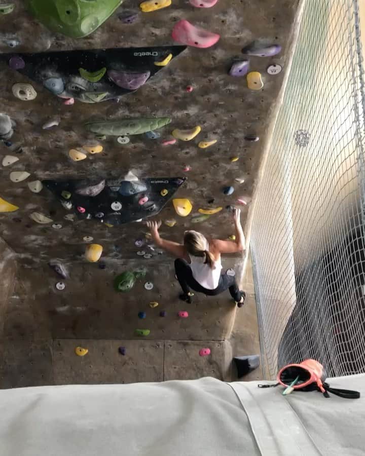 チェルシー・ルーズのインスタグラム：「💥I will hear you, but I will not listen to you 💥  Inspired by @walkergenevive post yesterday about people telling her that her first 5.13 in the Red River Gorge is soft, I decided to dive into the issue.  I hear it all the time too, “oh well that route is soft.” If you’re a person that says this to a person actively projecting a route - ❓why do you feel you need to label that route as soft to that person? What is your mission behind that❓  I feel it is coming from a place of ❗️insecurity ❗️if you say something like this to someone who is ACTIVELY working on that route. Sure, if you want to label it as ‘soft’ or ‘hard’ on a forum or another place where others can use it however they like, go ahead, it's your right. But I challenge you to think about what you’re saying to someone actively working on that route - saying that it’s known to be soft is anything but supportive and perhaps saying nothing at all might be better. ✨While it might be true for YOU, we all know at this point that we all have differing opinions of route grades, what feels hard/soft, and what feels like a good hold or not ✨  While I know that not everybody is going to practice considering how their opinions might affect others in this capacity I’ve chosen to continue to hear YOU - the person who is saying things that really aren’t supporting my efforts. WHY? Mostly because you’re human, too, and you’ve probably not even had something like what I’m discussing brought to your attention before. And if you have, well, then the cat's outta the bag on the fact that while I’m hearing you, I’m definitely not listening to you. 🎈Because there was a time when I would listen to you - and it would send my mind into a state of doubt, somewhat panic mode, and eventually failure. I don’t give into that anymore. 🎈  Throughout my entire climbing life, 22 years, there has been a lack of mentorship within the community. Mentorship is something I have longed for for many years - and I can’t say I’ve really actively had it until somewhat recently. So I’ve decided to open up some mentorship opportunities to YOU. Stay tuned this week to hear more...」