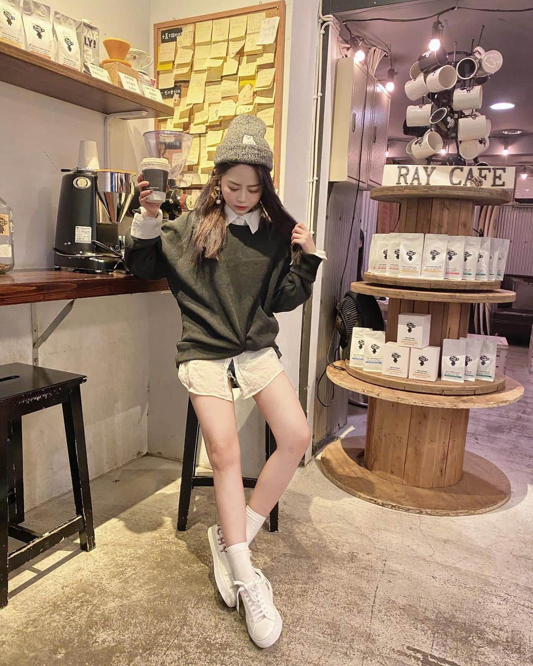 徐薇涵（Wei Han Xu）のインスタグラム：「白襯衫真的很好搭 冬天套個大學T就可以出門了 ✨ 但我個子太矮🤣有把下擺綁起來 看起來也比較有造型🥰  #outfit #海豚穿搭 #153穿搭」