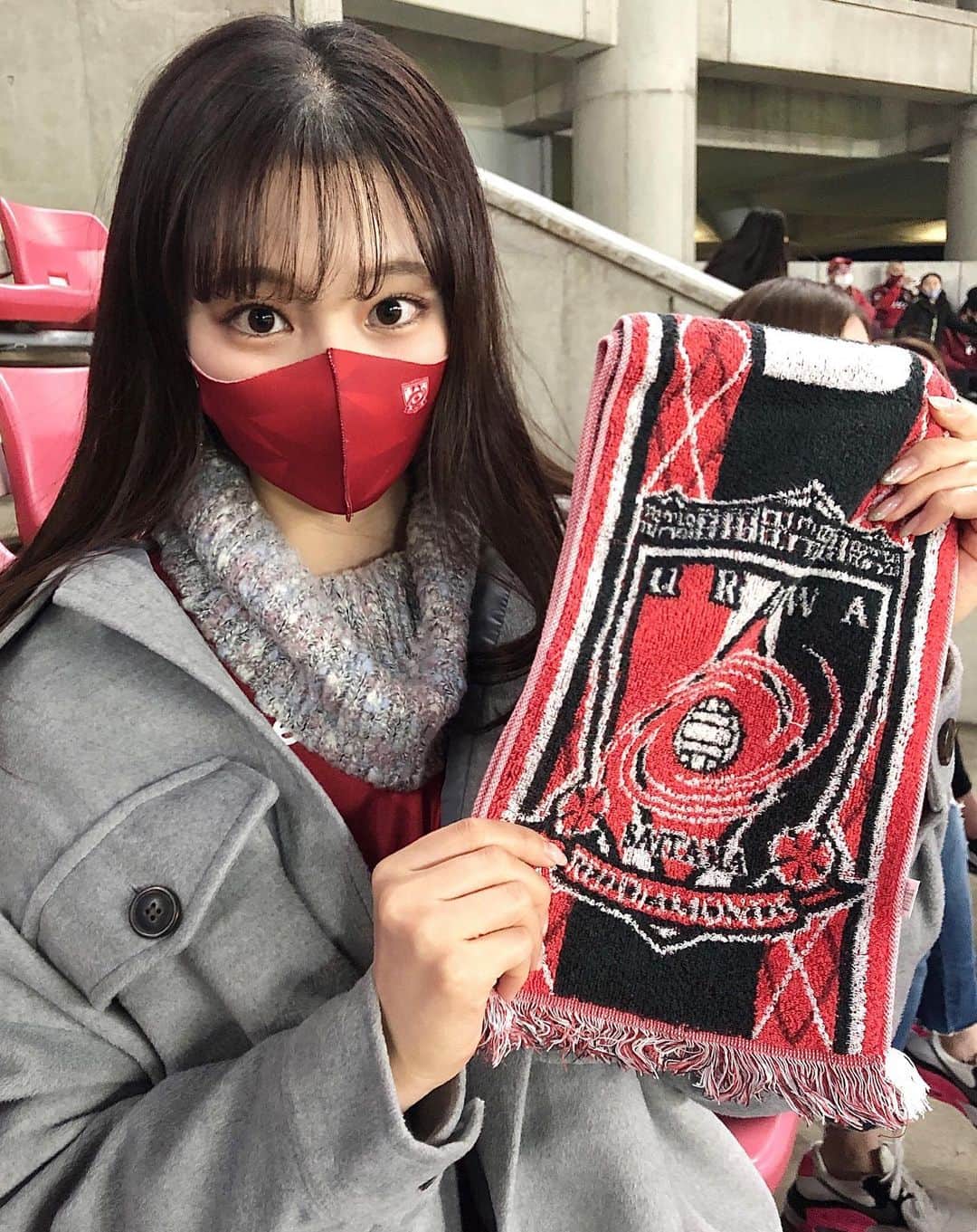 加藤早和子のインスタグラム：「❤︎ 人生初の鹿スタ🦌🦌  寒すぎてベイマックスみたいになってるけど 中にユニホーム着てます🙂  埼スタもそうだけど サッカー専用スタジアムは最高だな🥰  試合は見てるのが辛いくらいの内容だったけど 残り3試合はしっかり勝って レッズがどん底の時監督を引き受けてくれた大槻監督へ 花道を飾って欲しいな〜……✊🏻✨  レポも載ります📝  . . #鹿島サッカースタジアム #赤き血の女子達 #浦和レッズ #浦和 #サッカー #アウェイ戦 #女子大学生 #青山学院大学 #urawareds #urawa #soccer」