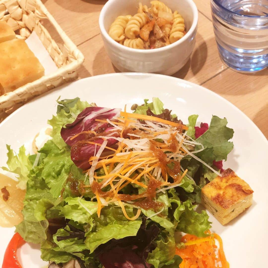 西原さおりさんのインスタグラム写真 - (西原さおりInstagram)「ランチ @ HATAKE CAFE ✨ ・ ナレーターのAIRIちゃんとランチしてきました😊 お店は新宿伊勢丹地下2階の HATAKE CAFE です。 ・ AIRIちゃんに会ったのはたぶん今年初？！ ひゃーーー。 当たり前が当たり前でなくなったことをまたしても痛感。 ・ 会えない間にお店の中もシステムも変わってしまう無常な世界🌍 すでにアクリルボードや透明のヒラヒラ（カーテン的な）やフェイスガード着用の人を見ても何も感じなくなってます。 ・ ただ、見た目が変わってもお店の人の言ってくれる言葉は変わりません。 アレルギーについて、食べ方について、ちゃんと確認してくれる、親切な応対でした。 ・ 野菜の美味しいお店は信用できる、と昔、友人が教えてくれたんでした。たしかにそんな気がするな☺️ ・ AIRIちゃんとは仕事のこと、お互いの家族のことなど、話したいことや聞きたいことがたくさんあったのです。 時間はあっという間に… 楽しかった😊💕 ・ 家にいる時間が増えて、声に出して会話する機会も相手も激減した今年、無為に過ごしたつもりはないけど、かといって意欲的に取り組んでることがあるわけでもないなぁと、突然気が付いたというか… わたしも仕事以外のことにもっと目を向けた方がいいかな… ・ 身体を動かす趣味が全部できなくなってて、家の中で唯一の趣味が読書なので…いやー地味だ😂 ・ ただ基本 音読なので、こっそり近くにいると生オーディオブックが楽しめます。誰もいないけど。 ・ ・ いやもちろん、観劇は細々続けてますし、スカイステージばかり見てますけどね。もちろん。宝塚は愛であり癒しです。 ・ ・ ・ #最後の写真はあいりちゃんの海外土産✨  #今年も初めの頃は旅行できたよね  #すでに遠い記憶  #ありがとう❤️ #thankyou  #lunch #shinjuku #hatakecafe  #saorinishihara #voiceover #japanesevoiceover #narrator @saolisample #ナレーター #西原さおり」12月1日 23時05分 - saolio