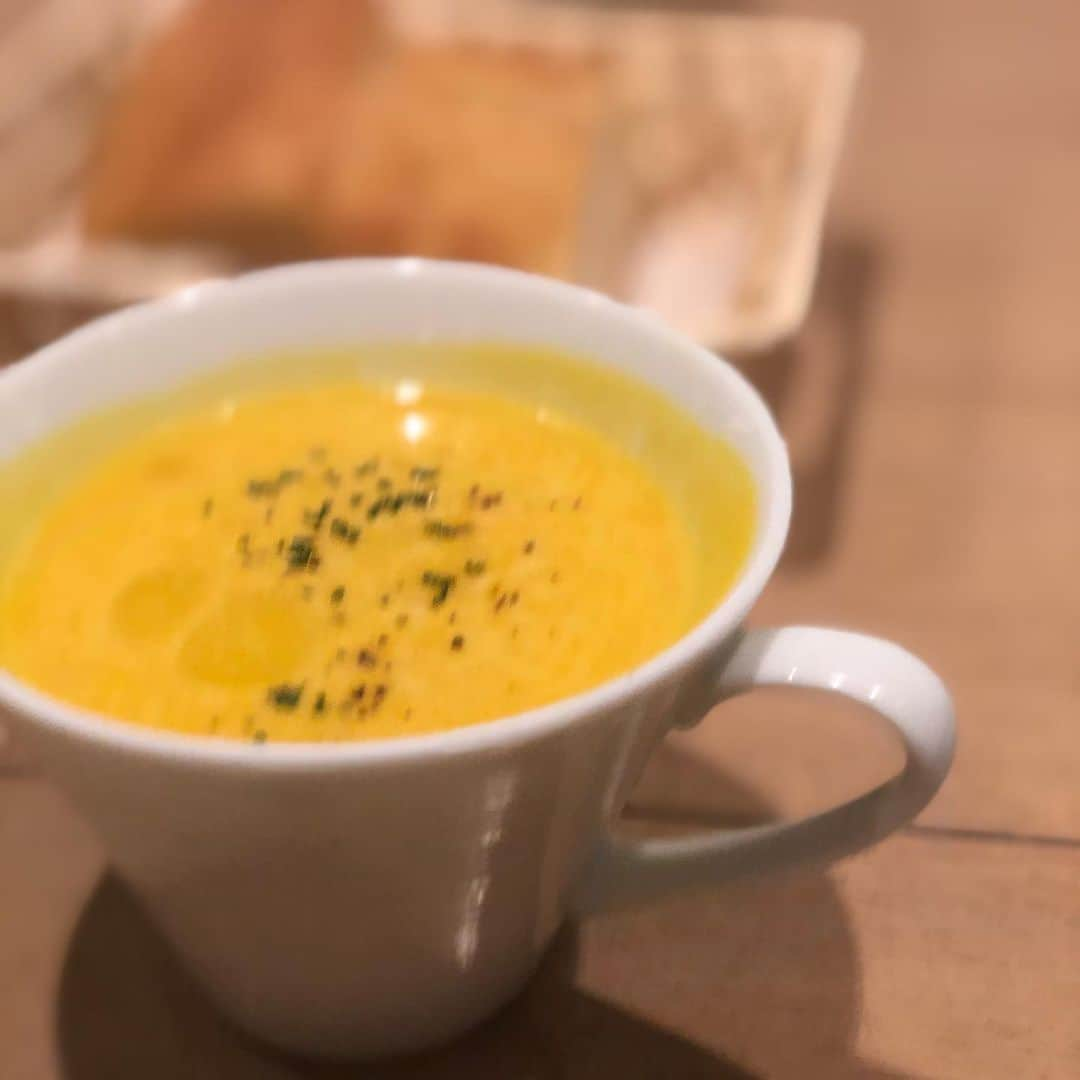 西原さおりさんのインスタグラム写真 - (西原さおりInstagram)「ランチ @ HATAKE CAFE ✨ ・ ナレーターのAIRIちゃんとランチしてきました😊 お店は新宿伊勢丹地下2階の HATAKE CAFE です。 ・ AIRIちゃんに会ったのはたぶん今年初？！ ひゃーーー。 当たり前が当たり前でなくなったことをまたしても痛感。 ・ 会えない間にお店の中もシステムも変わってしまう無常な世界🌍 すでにアクリルボードや透明のヒラヒラ（カーテン的な）やフェイスガード着用の人を見ても何も感じなくなってます。 ・ ただ、見た目が変わってもお店の人の言ってくれる言葉は変わりません。 アレルギーについて、食べ方について、ちゃんと確認してくれる、親切な応対でした。 ・ 野菜の美味しいお店は信用できる、と昔、友人が教えてくれたんでした。たしかにそんな気がするな☺️ ・ AIRIちゃんとは仕事のこと、お互いの家族のことなど、話したいことや聞きたいことがたくさんあったのです。 時間はあっという間に… 楽しかった😊💕 ・ 家にいる時間が増えて、声に出して会話する機会も相手も激減した今年、無為に過ごしたつもりはないけど、かといって意欲的に取り組んでることがあるわけでもないなぁと、突然気が付いたというか… わたしも仕事以外のことにもっと目を向けた方がいいかな… ・ 身体を動かす趣味が全部できなくなってて、家の中で唯一の趣味が読書なので…いやー地味だ😂 ・ ただ基本 音読なので、こっそり近くにいると生オーディオブックが楽しめます。誰もいないけど。 ・ ・ いやもちろん、観劇は細々続けてますし、スカイステージばかり見てますけどね。もちろん。宝塚は愛であり癒しです。 ・ ・ ・ #最後の写真はあいりちゃんの海外土産✨  #今年も初めの頃は旅行できたよね  #すでに遠い記憶  #ありがとう❤️ #thankyou  #lunch #shinjuku #hatakecafe  #saorinishihara #voiceover #japanesevoiceover #narrator @saolisample #ナレーター #西原さおり」12月1日 23時05分 - saolio