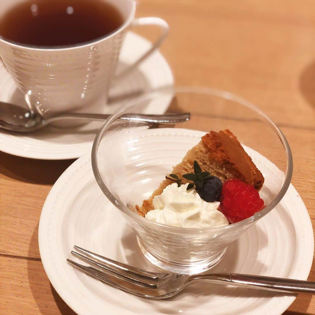 西原さおりさんのインスタグラム写真 - (西原さおりInstagram)「ランチ @ HATAKE CAFE ✨ ・ ナレーターのAIRIちゃんとランチしてきました😊 お店は新宿伊勢丹地下2階の HATAKE CAFE です。 ・ AIRIちゃんに会ったのはたぶん今年初？！ ひゃーーー。 当たり前が当たり前でなくなったことをまたしても痛感。 ・ 会えない間にお店の中もシステムも変わってしまう無常な世界🌍 すでにアクリルボードや透明のヒラヒラ（カーテン的な）やフェイスガード着用の人を見ても何も感じなくなってます。 ・ ただ、見た目が変わってもお店の人の言ってくれる言葉は変わりません。 アレルギーについて、食べ方について、ちゃんと確認してくれる、親切な応対でした。 ・ 野菜の美味しいお店は信用できる、と昔、友人が教えてくれたんでした。たしかにそんな気がするな☺️ ・ AIRIちゃんとは仕事のこと、お互いの家族のことなど、話したいことや聞きたいことがたくさんあったのです。 時間はあっという間に… 楽しかった😊💕 ・ 家にいる時間が増えて、声に出して会話する機会も相手も激減した今年、無為に過ごしたつもりはないけど、かといって意欲的に取り組んでることがあるわけでもないなぁと、突然気が付いたというか… わたしも仕事以外のことにもっと目を向けた方がいいかな… ・ 身体を動かす趣味が全部できなくなってて、家の中で唯一の趣味が読書なので…いやー地味だ😂 ・ ただ基本 音読なので、こっそり近くにいると生オーディオブックが楽しめます。誰もいないけど。 ・ ・ いやもちろん、観劇は細々続けてますし、スカイステージばかり見てますけどね。もちろん。宝塚は愛であり癒しです。 ・ ・ ・ #最後の写真はあいりちゃんの海外土産✨  #今年も初めの頃は旅行できたよね  #すでに遠い記憶  #ありがとう❤️ #thankyou  #lunch #shinjuku #hatakecafe  #saorinishihara #voiceover #japanesevoiceover #narrator @saolisample #ナレーター #西原さおり」12月1日 23時05分 - saolio