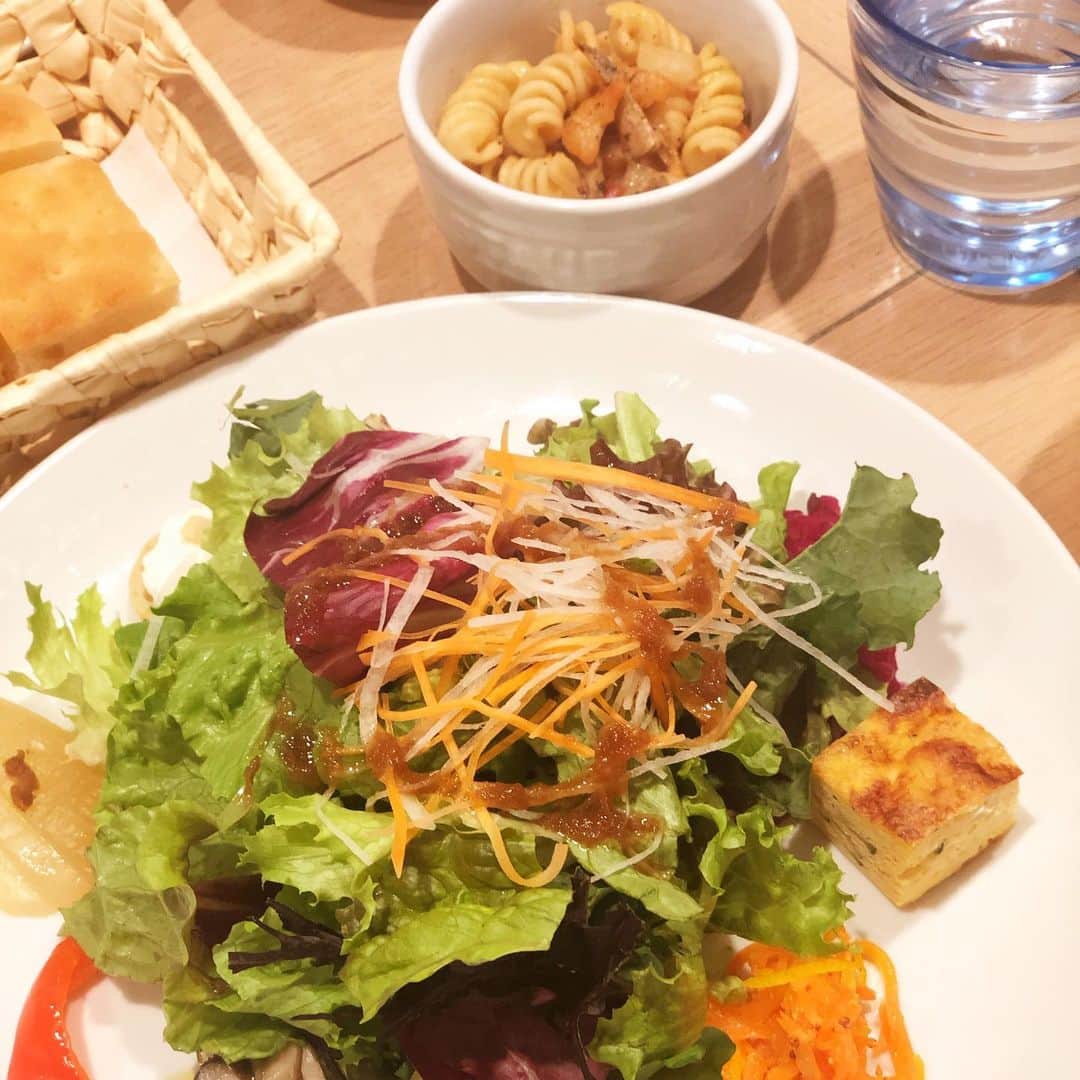 のインスタグラム：「ランチ @ HATAKE CAFE ✨ ・ ナレーターのAIRIちゃんとランチしてきました😊 お店は新宿伊勢丹地下2階の HATAKE CAFE です。 ・ AIRIちゃんに会ったのはたぶん今年初？！ ひゃーーー。 当たり前が当たり前でなくなったことをまたしても痛感。 ・ 会えない間にお店の中もシステムも変わってしまう無常な世界🌍 すでにアクリルボードや透明のヒラヒラ（カーテン的な）やフェイスガード着用の人を見ても何も感じなくなってます。 ・ ただ、見た目が変わってもお店の人の言ってくれる言葉は変わりません。 アレルギーについて、食べ方について、ちゃんと確認してくれる、親切な応対でした。 ・ 野菜の美味しいお店は信用できる、と昔、友人が教えてくれたんでした。たしかにそんな気がするな☺️ ・ AIRIちゃんとは仕事のこと、お互いの家族のことなど、話したいことや聞きたいことがたくさんあったのです。 時間はあっという間に… 楽しかった😊💕 ・ 家にいる時間が増えて、声に出して会話する機会も相手も激減した今年、無為に過ごしたつもりはないけど、かといって意欲的に取り組んでることがあるわけでもないなぁと、突然気が付いたというか… わたしも仕事以外のことにもっと目を向けた方がいいかな… ・ 身体を動かす趣味が全部できなくなってて、家の中で唯一の趣味が読書なので…いやー地味だ😂 ・ ただ基本 音読なので、こっそり近くにいると生オーディオブックが楽しめます。誰もいないけど。 ・ ・ いやもちろん、観劇は細々続けてますし、スカイステージばかり見てますけどね。もちろん。宝塚は愛であり癒しです。 ・ ・ ・ #最後の写真はあいりちゃんの海外土産✨  #今年も初めの頃は旅行できたよね  #すでに遠い記憶  #ありがとう❤️ #thankyou  #lunch #shinjuku #hatakecafe  #saorinishihara #voiceover #japanesevoiceover #narrator @saolisample #ナレーター #西原さおり」