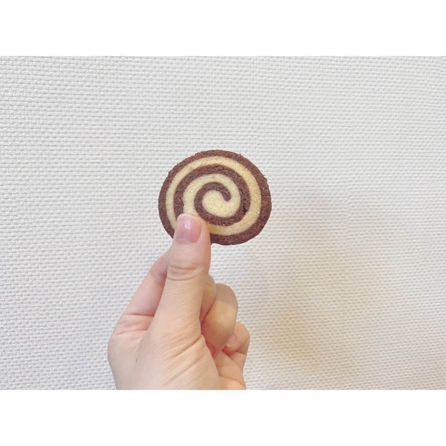 春名真依さんのインスタグラム写真 - (春名真依Instagram)「＊ こないだ食べたぐるぐるクッキー🍪 #まいんすたぐらむ #たこやきレインボー #たこ虹 #春名真依 #まいまい #クッキー #クッキー大好き #最近クッキーの詰め放題なくて寂しい #色んなこと考えずにお腹いっぱいクッキー食べるのが夢 #クッキーって賞味期限1日くらい切れても食べていいのかな」12月1日 23時07分 - harunamai_official