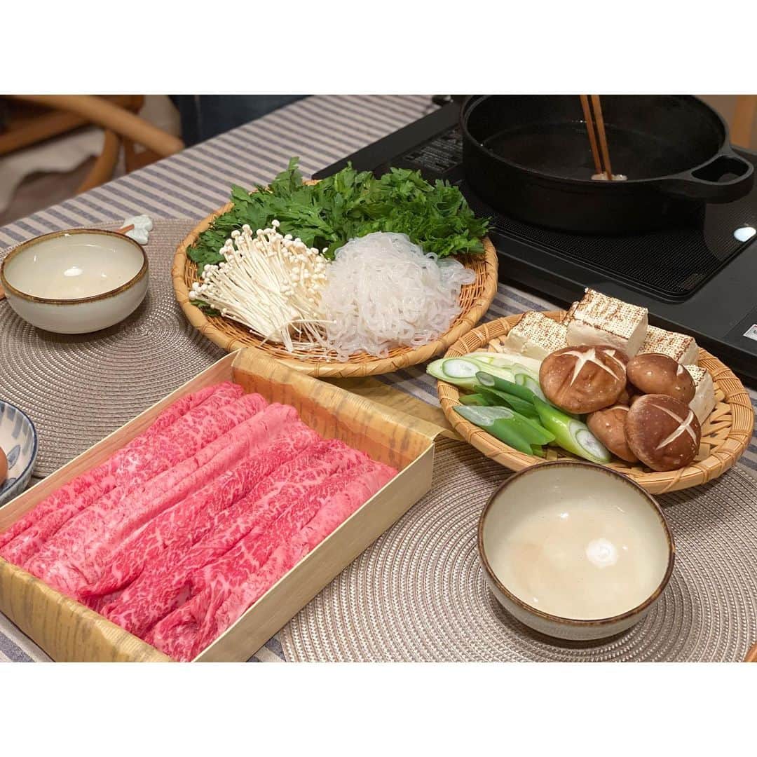 新井麻希さんのインスタグラム写真 - (新井麻希Instagram)「* お友達のママに栗のケーキをお送りしたら、たいそうなお肉を頂いてしまった！  ありがとございます😭 こんなに美味しいお肉食べられてほんとに幸せです。届いてすぐに春菊、焼き豆腐、椎茸、白滝などを買いに行きました😊  そして、来年も栗のケーキ送りますのでまたよろしくお願いします！とお伝えしました💋  #えびたい #近江牛 #近江牛山村 #バーター」12月1日 23時12分 - makiarai58