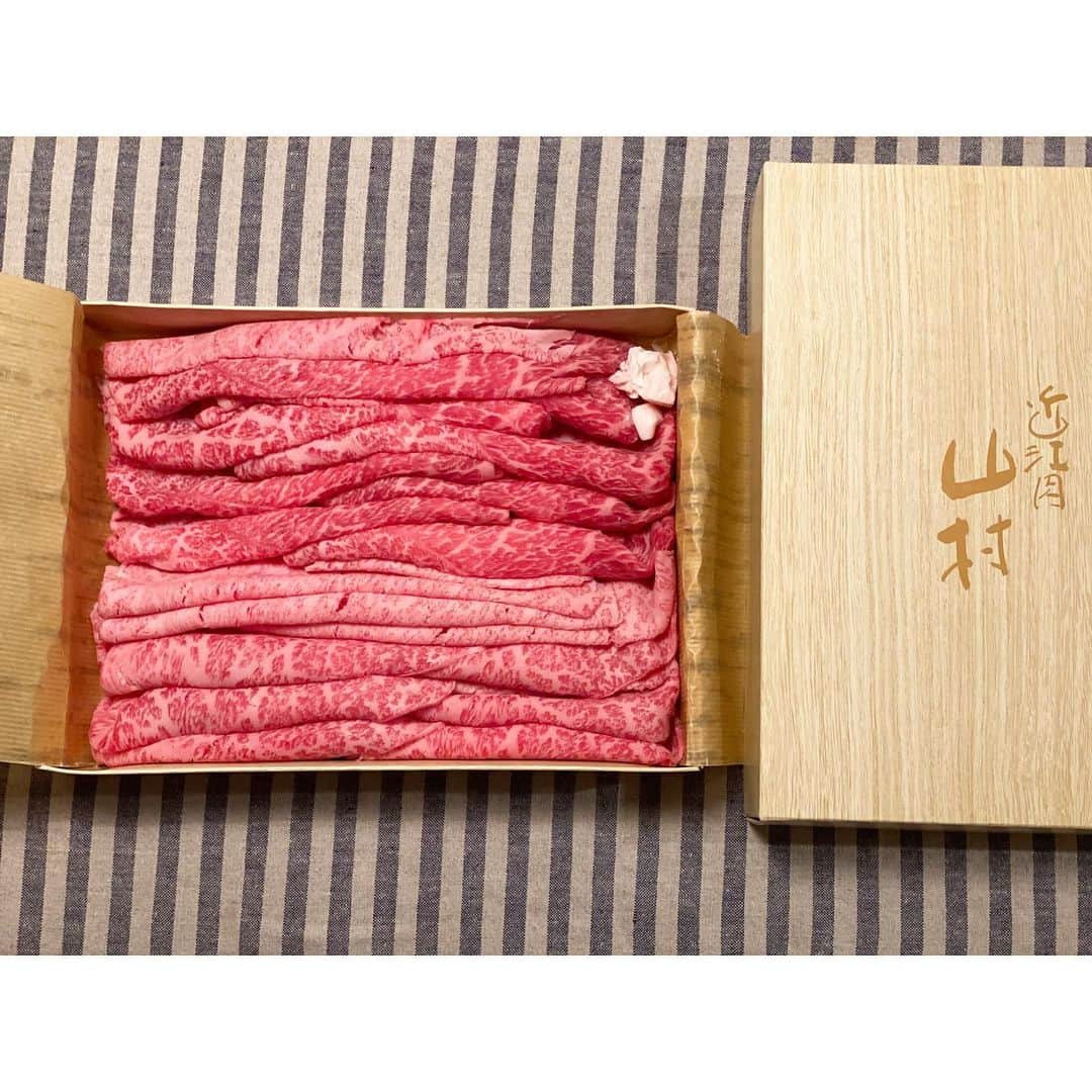 新井麻希さんのインスタグラム写真 - (新井麻希Instagram)「* お友達のママに栗のケーキをお送りしたら、たいそうなお肉を頂いてしまった！  ありがとございます😭 こんなに美味しいお肉食べられてほんとに幸せです。届いてすぐに春菊、焼き豆腐、椎茸、白滝などを買いに行きました😊  そして、来年も栗のケーキ送りますのでまたよろしくお願いします！とお伝えしました💋  #えびたい #近江牛 #近江牛山村 #バーター」12月1日 23時12分 - makiarai58