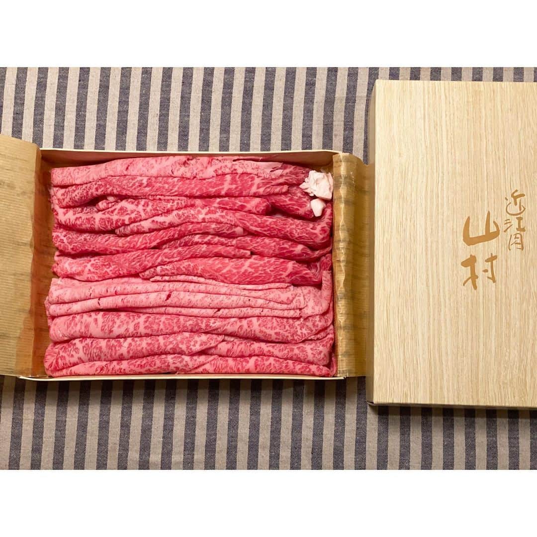 新井麻希のインスタグラム：「* お友達のママに栗のケーキをお送りしたら、たいそうなお肉を頂いてしまった！  ありがとございます😭 こんなに美味しいお肉食べられてほんとに幸せです。届いてすぐに春菊、焼き豆腐、椎茸、白滝などを買いに行きました😊  そして、来年も栗のケーキ送りますのでまたよろしくお願いします！とお伝えしました💋  #えびたい #近江牛 #近江牛山村 #バーター」
