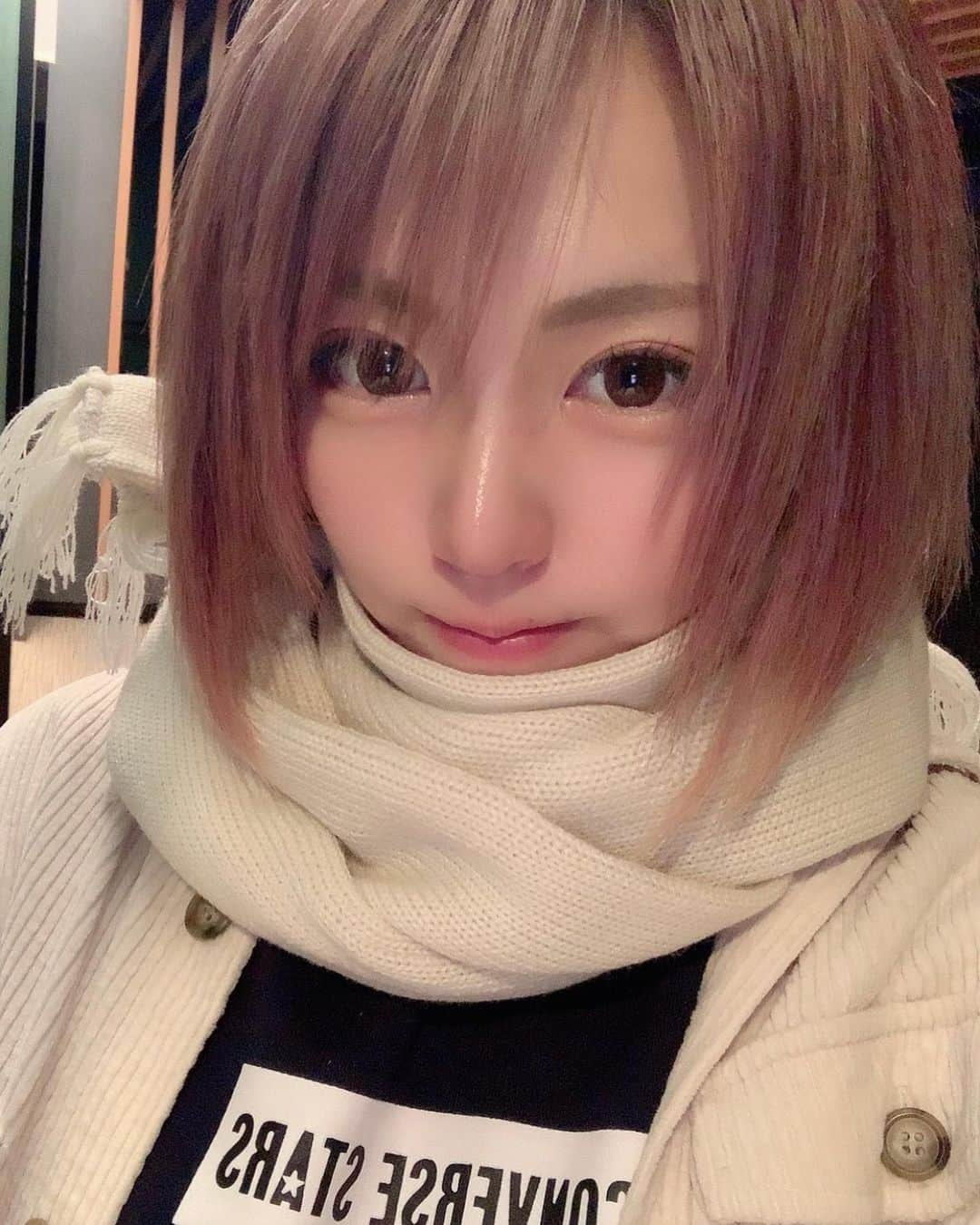 篠崎ゆうきのインスタグラム：「★  1年前の私でーす🥳  コロナ増えてきてますが 皆様体調はどうですかー？🩺 朝と夜は特に冷えると思うので 暖かい格好してねー♡ コロナ対策がんばりましょー😆👌  #お元気ですか  #コロナに負けるな  #コロナ対策 #体調きをつけてください  #1年前の今日  #マフラー #篠崎ゆうき」