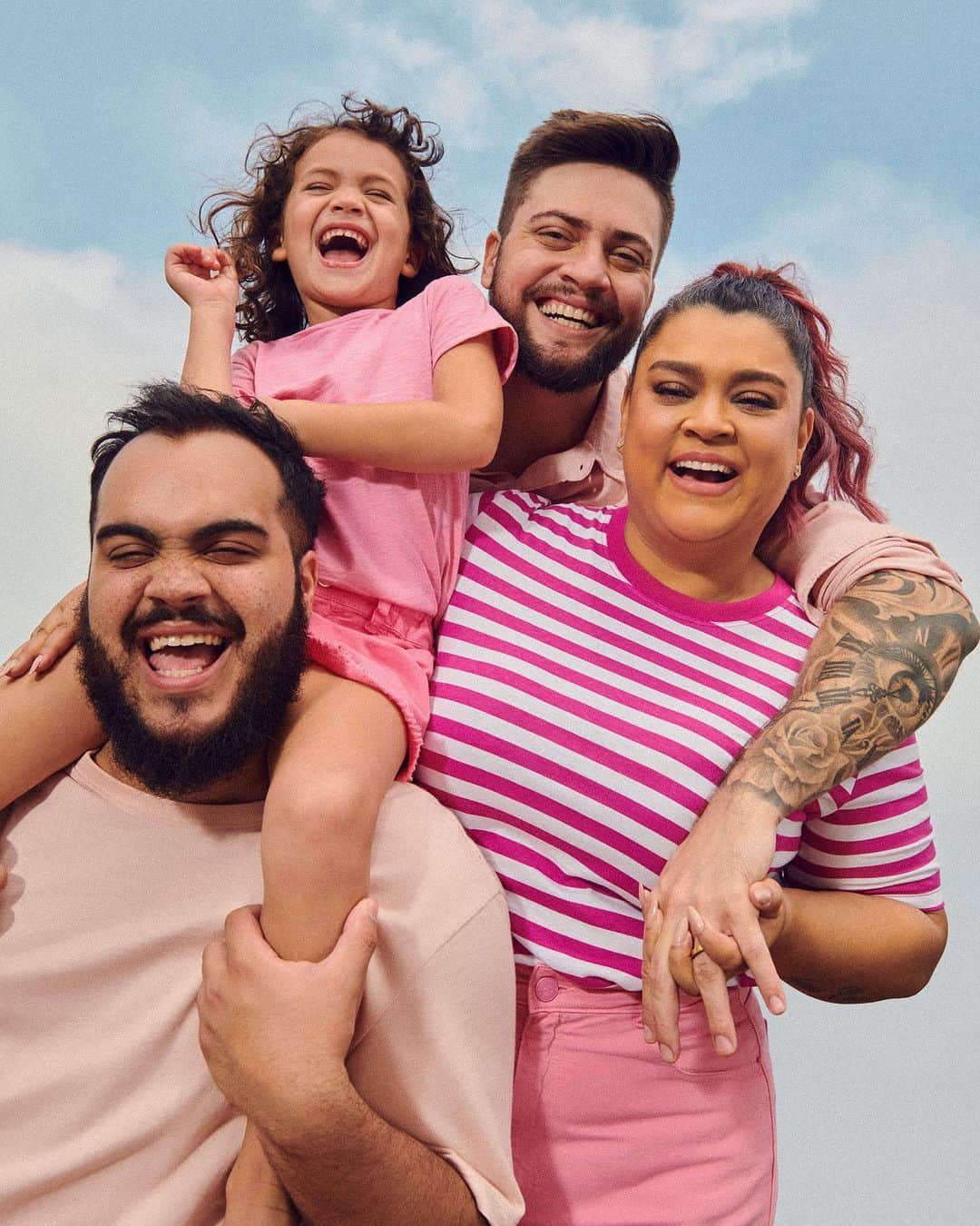 Preta Gilのインスタグラム：「Gente, está no ar a nova campanha da @Hering_Oficial com toda a família Gil reunida. Foi um prazer enorme ter todas as pessoas que amo ao meu lado pq é difícil juntar todo mundo. Essa marca que a gente já conhece a anos e referência de básico no Brasil nos convidou pra mostrar as peças da coleção de Natal, perfeitos para dar de presente pra todo mundo da família! Todos os tamanhos, modelagens super diversas e cores lindas e alegres! Corre pro site e presentei a pessoa que você ama neste natal!Natal Hering, o básico do Brasil. #HeringSemprePresente」