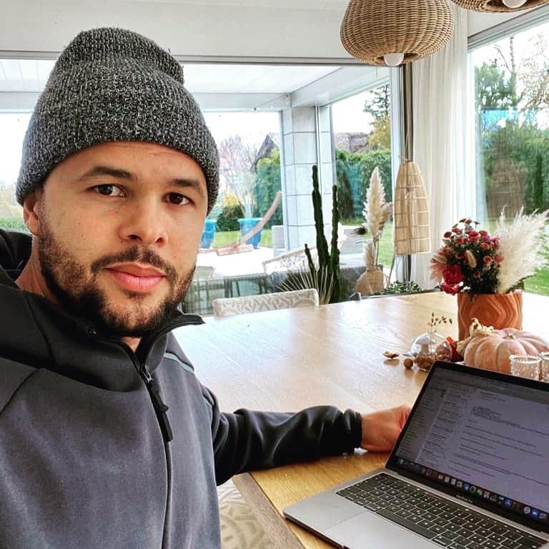ジョー＝ウィルフリード・ツォンガのインスタグラム：「Working to come back stronger on 🎾 courts, but also on my 👨🏽‍💻 #HomeSweetHome #HomeOffice #work #project #tennislife」
