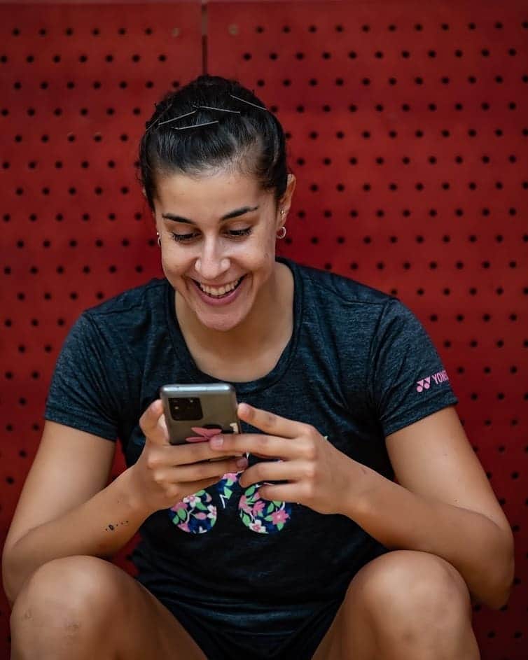 キャロリーナ・マリンのインスタグラム：「¿Qué estoy mirando en el móvil? 🤪 Sólo respuestas erróneas 👀  What am I looking at the phone? 🤪 Wrong answers only 👀」