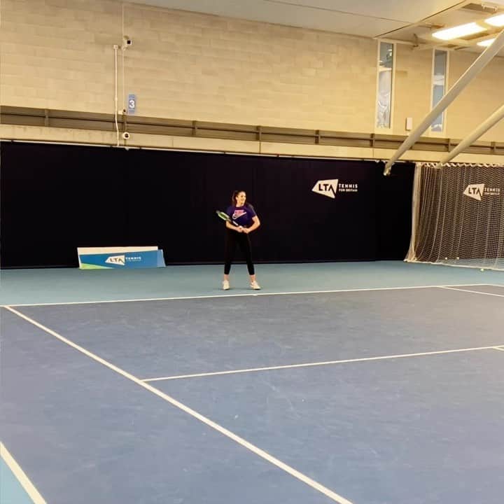 ローラ・ロブソンのインスタグラム：「Today is a really good day. My first hit in over a year ✅ I honestly didn’t think I’d make it back on court after the last surgery. It’s taken ridiculous amounts of rehab and hard work to get to this point so I’m very proud of myself today 😭」