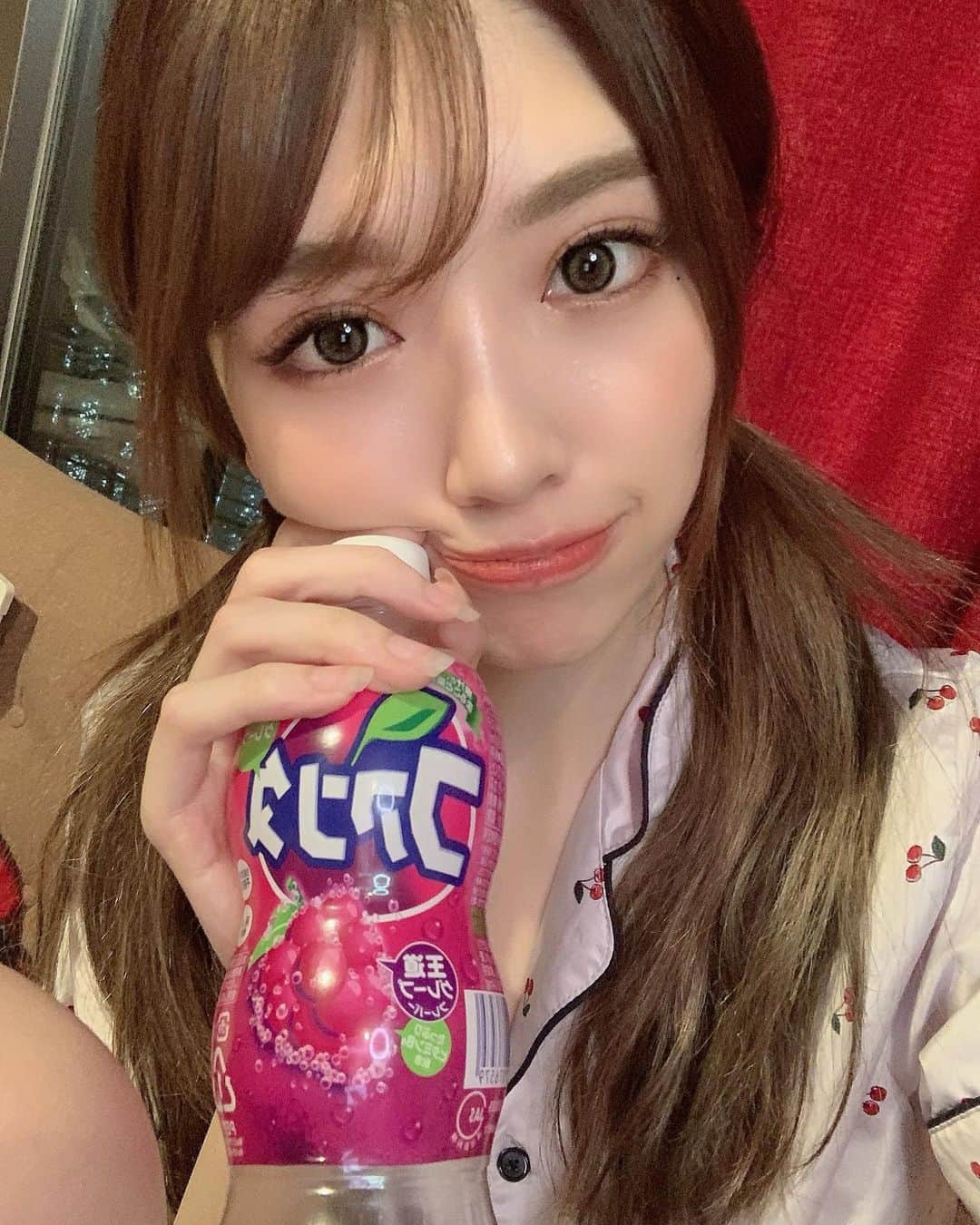 SHINTANITOUKOのインスタグラム：「またエクつけたいなぁ😇 空のファンタ持ってるの謎。  明日雨なんだってー☔ やだわーーーーーーー🐸  #エクステ #ロングヘア #はやく #髪伸びて #お気に入り #ファンタ #謎 #自撮り #セルフィー #selfie #followｍe #데일리코디 #오오티디 #패션 #ツインテール #2つ結び #レースクイーン」