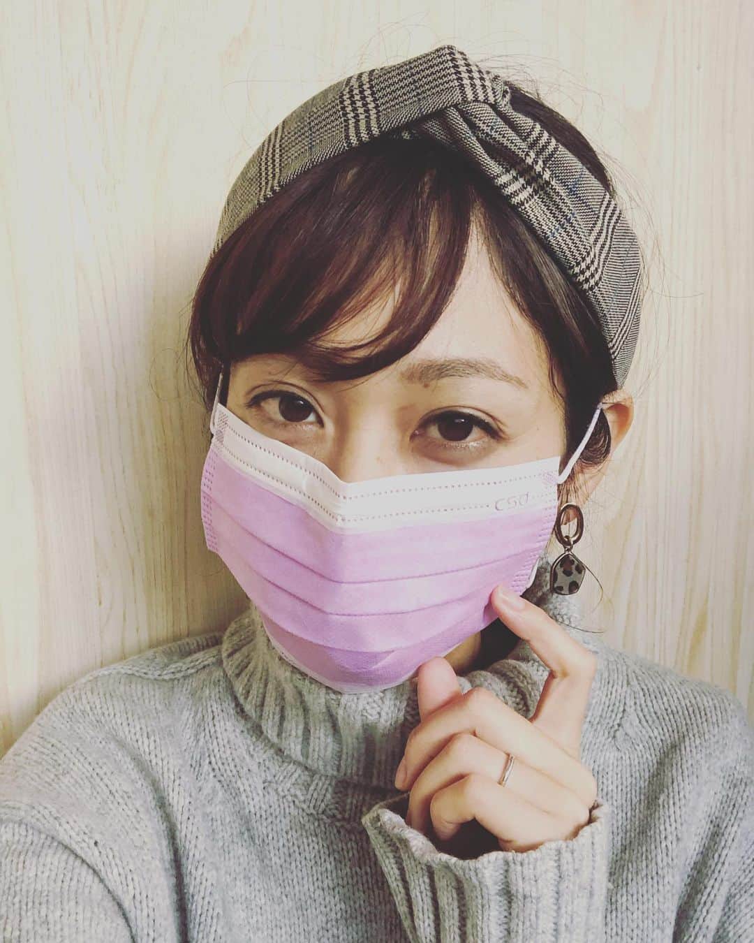 益田麻衣のインスタグラム：「今日のマスクコーデ。  去年までは考えられなかったけど、新型コロナの影響で、今や欠かせないものであり、お洋服と同じようにファッションの一部に！ 今日私がしているのは、台湾で即完売、品切れ続出のCSD （@csd_japan）の大人気不織布カラーマスク。 シンプルなコーデなので、ラベンダーカラーのマスクにしてみました。  高品質・高機能なマスクはカラーもデザインもシンプルなものが多いけど、CSDのマスクはカラーやデザインのバリエーションが豊富で、その日のコーデに合わせて楽しめちゃうところが◎  みなさんはどんなマスクでファッション楽しんでますか〜？？  ちなみに、サイズ感は、よく販売されているマスクのふつうサイズくらいの大きさかな。 しっかりとカバーしてくれるのに息苦しさもなく快適〜  バラエティショップとオンラインの楽天hadacoco、Yahoo！glassoneRで購入できるので、自分のお気に入りマスクをチェックしてみてください！  #CSDマスク #CSDMASK #カラーマスク #おしゃれマスク #ファッションマスク #マスクコーデ #コロナ対策 #マスク生活 #コーディネート #ootd #ロフト #ヤフーショッピング #楽天room #sponsored #マスク #マスクメイク #ピンクマスク」
