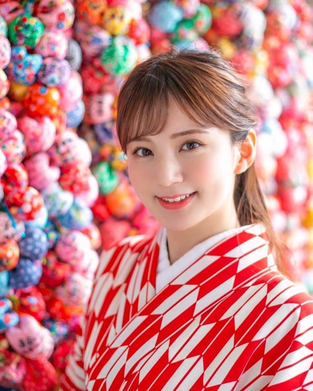 のインスタグラム：「⚠️ご報告⚠️﻿ ﻿ ﻿ 草津温泉PRアンバサダー﻿ 2次選考通過のご連絡を頂きました‼️😭✨﻿ ﻿ ﻿ 本当に嬉しいです‼️﻿ ﻿ ﻿ これから最終面接を受けて、﻿ グランプリ１名、﻿ 準グランプリ２名が選ばれます🌟﻿ ﻿ ﻿ アンバサダーになると、﻿ ・草津温泉公式PR動画出演﻿ ・新聞、雑誌、WEB等の出演﻿ ・イベント出演etc...﻿ ﻿ ﻿ 沢山の活躍の場を頂く事ができます。﻿ ﻿ ﻿ 温泉ソムリエとしても、﻿ 必ずグランプリを頂きにいきます‼️✨﻿ ﻿ ﻿ グランプリをとる事だけが目標でありません。﻿ ﻿ ﻿ 草津温泉アンバサダーとして活動した経験を活かして、挑戦したい事が沢山あります‼️✨﻿ ﻿ ﻿ ・大好きな温泉に行く旅番組に出演したい♨️﻿ （ミステリーハンターになって、日本だけでなく世界各地の秘湯巡りをしたい🤣）﻿ ﻿ ﻿ ・地方自治体とともに地域をPRできる商品開発や情報発信をしたい‼️﻿ （SNSを使って海外向けにも発信、海外人気インフルエンサーとのコラボetc...）﻿ ﻿ ・温泉で有名な地元愛媛を盛り上げる観光大使になりたい‼️﻿ （愛媛の企業様とお仕事がしたい。ラジオ・TV番組を持つのが夢🌟）﻿ ﻿ ﻿ などなど…﻿ 今後の活動を広げるきっかけにしたいと考えています😊﻿ ﻿ ﻿ 草津温泉アンバサダーに挑戦した理由は、﻿ 以前の投稿にあるのでそちらもご覧下さい💁‍♀️﻿ ﻿ ﻿ ﻿ ﻿ #那津あやこ #愛媛 #モデル #撮影 #撮影モデル #温泉 #道後 #松山 #東京 #着物 #浴衣 #kimono #yukata #tokyo #matsuyama #racequeen #rq #model #shooting #cm #pr #japan #japanesegirl #ehime #レースクイーン #アナウンサー #温泉ソムリエ #草津温泉アンバサダー #followｍe #onsen」