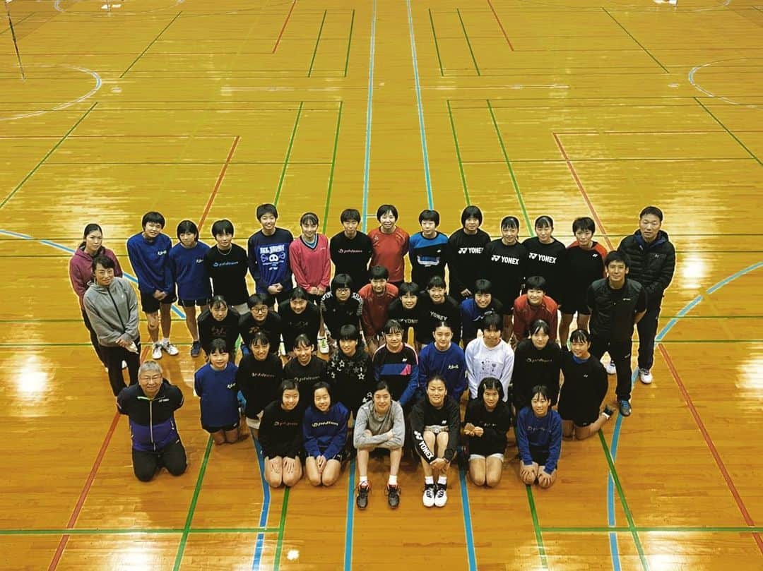栗原文音のインスタグラム：「11/29 佐賀県強化練習会にて、再春館製薬所垣岩 令佳コーチ @kakirei0719 と一緒に講習会をさせていただきました！ 念願のれいかと一緒に、講習会をする事ができて幸せな時間でした✨✨ 佐賀県の小中高生は元気が良く、やっている側としてもたくさんの元気をいただきました！ バドミントンの技術や練習方法、そして自分自身が経験してきた事や考え方など。 改めて指導の大変さや、より分かりやすく相手に伝えることの難しさも感じる事ができました！ そして、指導した事が少しでも伝わった時や選手の力になれた事を実感できた時の嬉しさも感じる事ができました🥺✨  小中高と同じ九州で戦っていたジュニアのコーチや、大好きで可愛がっていただいていた他校の監督コーチの方と久しぶりにお会いする事ができ、とても嬉しかったです🥺🥺💓 お声かけいただき本当にありがとうございました！ #佐賀県強化合宿#再春館製薬所#垣岩令佳#栗原文音#講習会#大親友#戦友#同い年#バドミントン」