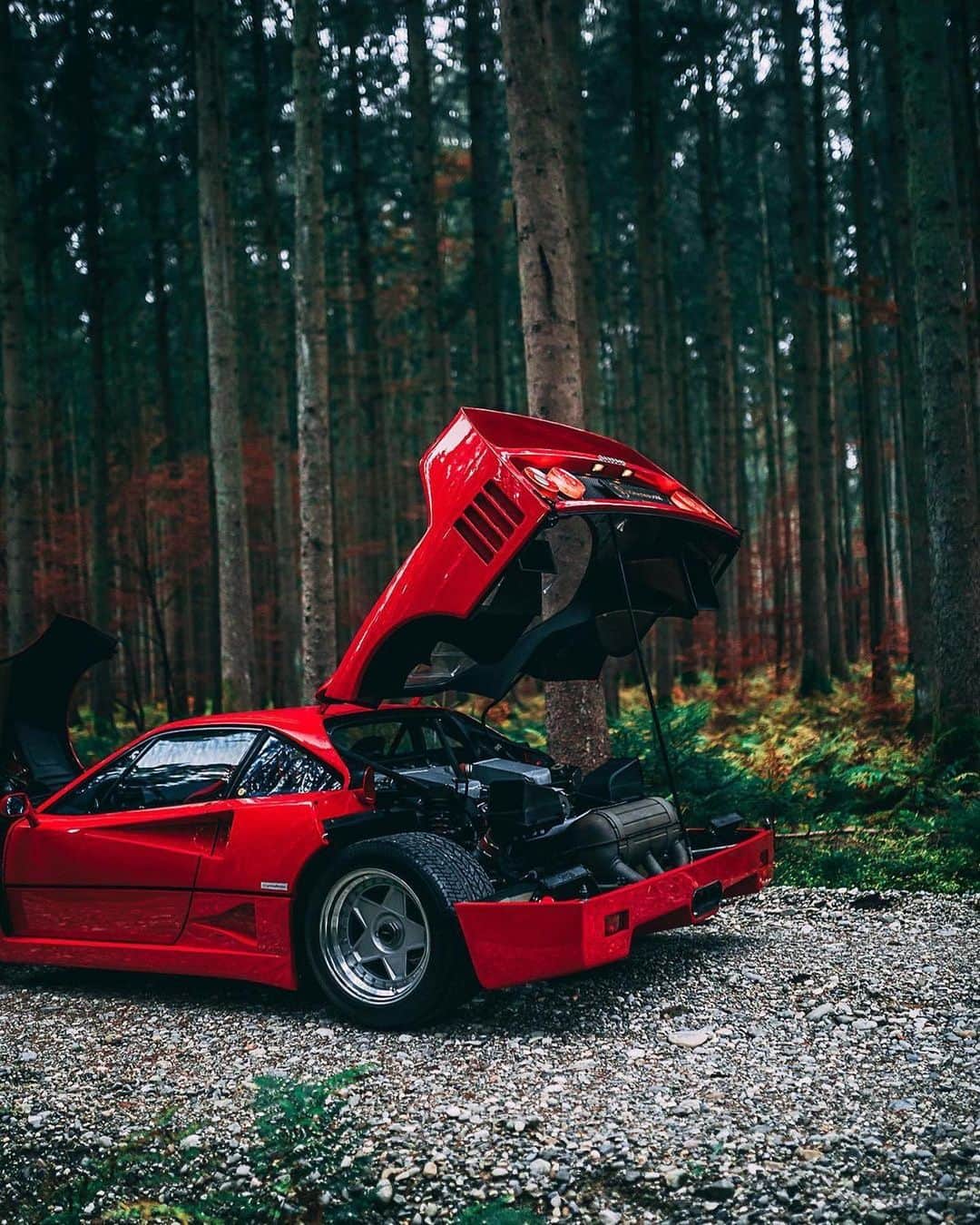 CARLiFESTYLEさんのインスタグラム写真 - (CARLiFESTYLEInstagram)「What’s your dream car? This is mine😁 Ferrari F40 photo by @stephan_bauer #carlifestyle @schaltkulisse @muc.collector」12月1日 23時18分 - carlifestyle