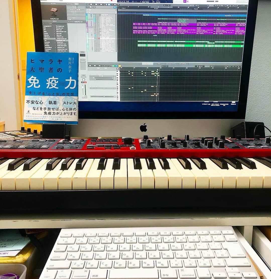 のインスタグラム：「久しぶりのほぼ徹夜作業、多分今晩もも。何年ぶりだろこういうの。二日目は辛酸なめこさんからもらった本で免疫力を上げながら挑もう。　#ホフディラン」