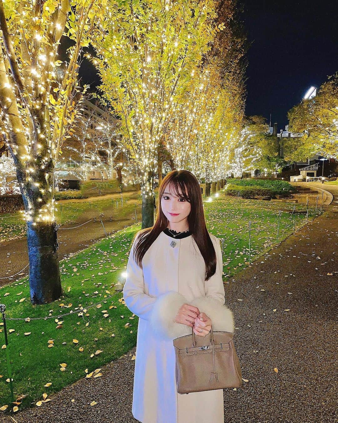 のインスタグラム：「ミッドタウンのキラキライルミネーション✨✨  今日はお昼にマツエクサロンへ行って マツエクのメンテナンスをしてもらって、 夜は彼とお寿司を食べました🍣✨  ミッドタウンのイルミネーションが とっても綺麗で、2人で少しお散歩したよ🎄✨  夜に映える白のコートは @debutdefiore の❤️ ビジューボタンが可愛いの💞  イルミネーションには白のコートっていうイメージです🥰💕💕  #debutdefiore #midtown #hermes #イルミネーション #ミッドタウン #デビュードフィオレ #エルメス」