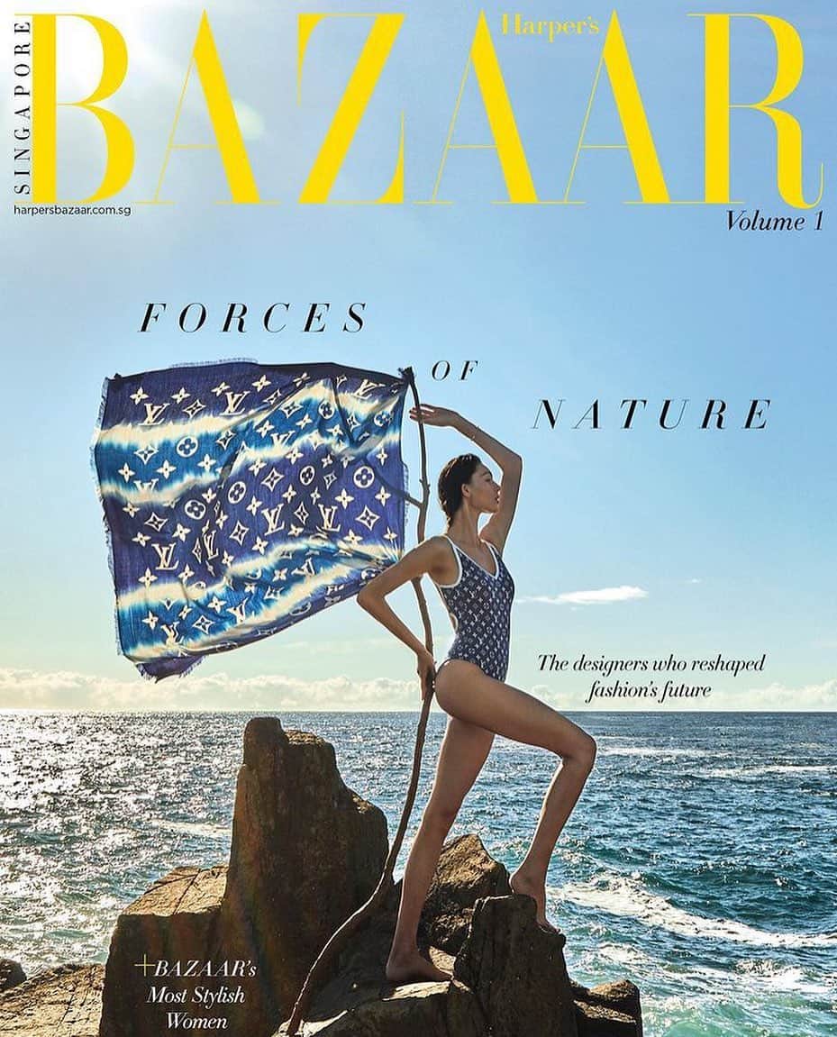 IMG Modelsさんのインスタグラム写真 - (IMG ModelsInstagram)「Force of Nature. 💙 @charleefraser covers the latest @harpersbazaarsg. #📷 @simonuptonpics #👗 @jana_pokorny #✂️ @kohhair #💄 @vivienscreative #⭐️ #IMGstars」12月1日 23時23分 - imgmodels