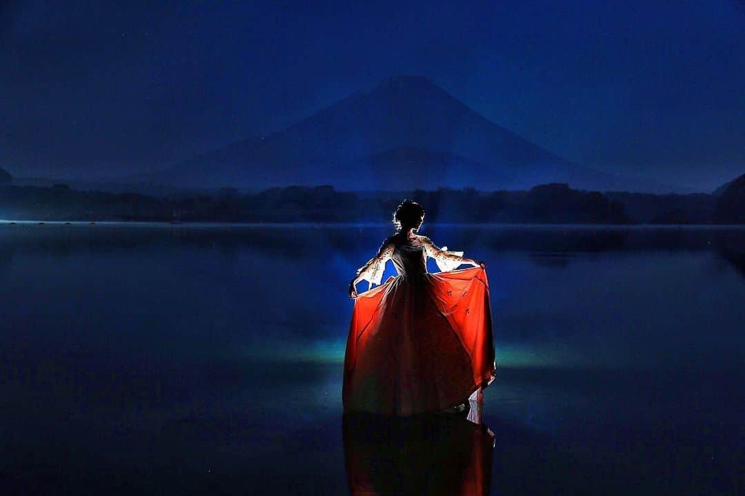 舘林佳史のインスタグラム：「夜の富士山と湖上のお姫様シルエット✨ ﻿  ༚┈❁┈༚༝༝༚┈❁┈༚༝༝༚┈❁┈༚༝༝༚┈❁┈ ༚༝༝༚┈❁┈﻿ ﻿ 誰でも物語の主人公になれる﻿ ﻿ をキャッチコピーにドラマや映画﻿ 物語のワンシーンの様なDramaticStoryPhot﻿ と言う名前で活動作品作りをしています。﻿ ﻿ 大好評のドラマティックフォトのご依頼は﻿ このクオリティーで30000円〜(ほぼ諸経費)﻿ で受け賜わっています)^o^( ﻿ ﻿ 素敵な作品を一緒に作りたい！﻿ コラボレーションしたい 美容師・メイクアップアーティストさん ・服飾デザイナーさんクリエイターさんも随時募集中です✨﻿ ﻿ お姫様になりたい👸物語の主人公になってみませんか^ ^⁉︎﻿ ﻿ たった一枚の写真で人生が変わる‼️﻿ ﻿ ✨作品作り体験モデルに興味がある方 ドラマティックフォト依頼 撮影依頼 体験モデル募集①お名前②地域③年齢④身長⑤LINE ID⑥応募理由やお問い合わせ内容⑦最近の髪型スタイルの分かる写真をDM下さい✨📩﻿ ﻿ モデル宣材撮影 コンポジ Book作り プロフィール撮影 ブライダルフォト記念撮影 衣装レンタル 成人式 着物 ドレスロケーションフォト スチール サロンモデル撮影 写真集等撮影のご依頼何でもお気軽にお問い合わせDM下さい✨📩 ﻿ ﻿ ༚┈❁┈༚༝༝༚┈❁┈༚༝༝༚┈❁┈༚༝༝༚┈❁┈ ༚༝༝༚┈❁┈ ﻿ ﻿#富士山#精進湖#湖上#夜の湖#姫 #お姫様#ディズニー#ファンタジー #ファッションモデル#CanonEOSR6 ﻿#canonr6 #ポートレート #女神#宣材 #model#photo#カメラマン#ロケーションフォト#ロケ撮影#カメラマン#photographer#モデル募集#ポートレートモデル募集#スナップ撮影#ポートレートモデル#写真#カメラ﻿ #portrait #portrait_star #jj_allportraits #tv_soul」