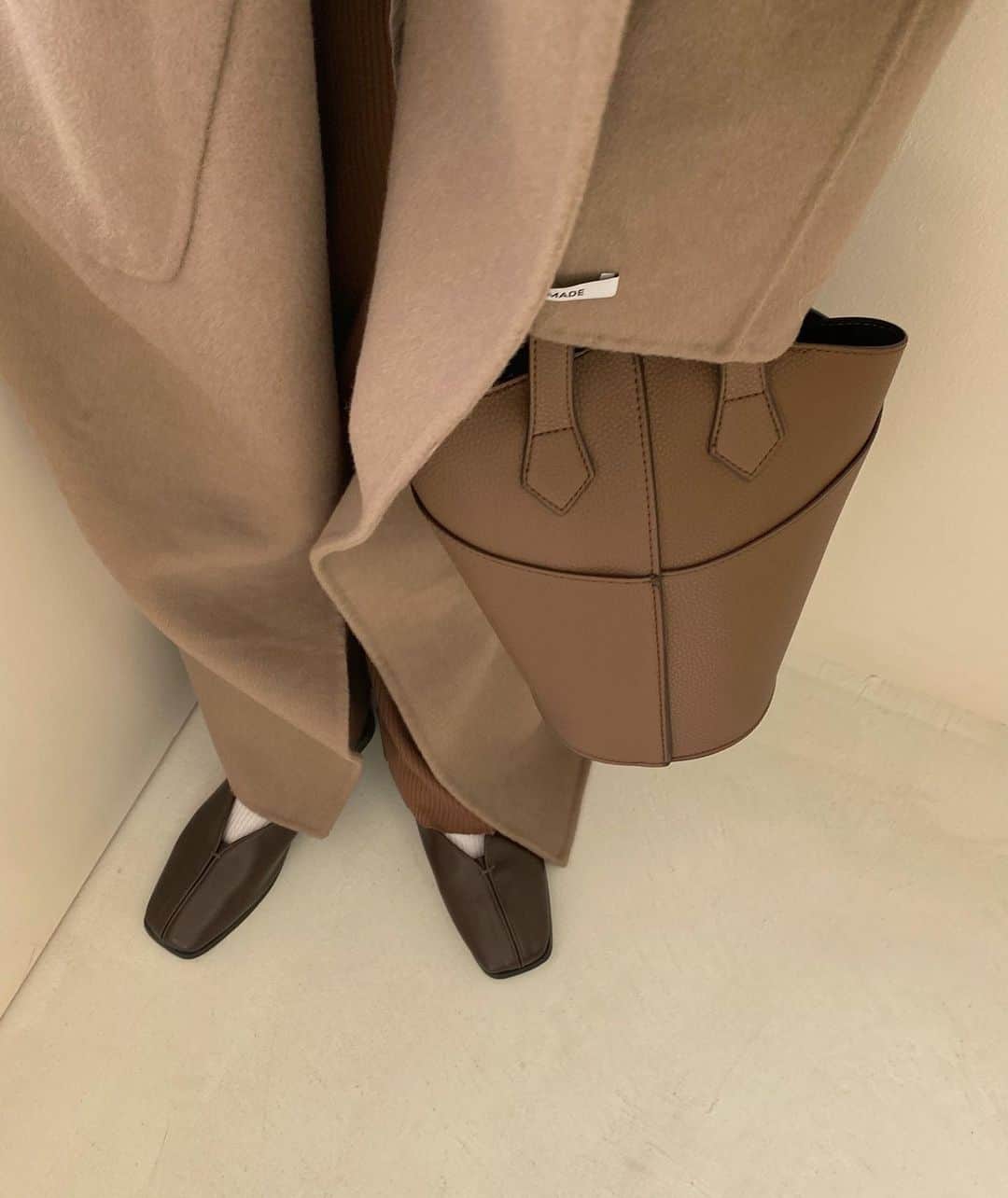kannnaのインスタグラム：「てもとあしもと🏷 all brown可愛いなあ〜🤎🤎  靴は3日まで予約受付してますっ！ ずっと使えるし履きやすいしぜひぜひです！」