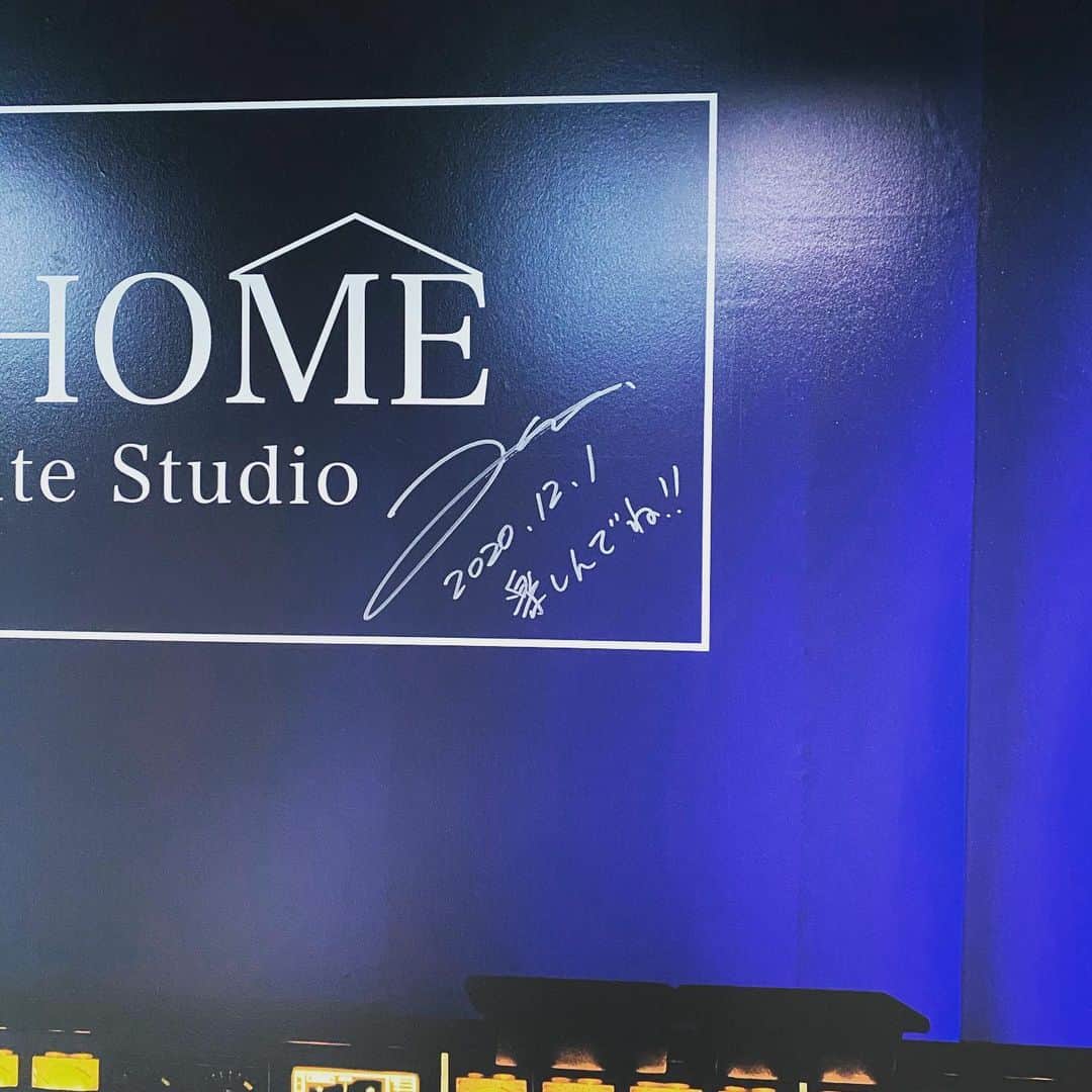 TERUのインスタグラム：「^_^  本日、函館にあるG4 SPACEの内装が  LIVE at HOME vo.2 in HAKODATE STUDIO  バージョンになりました。  ギターも触れられたりLaHの世界の中で記念撮影できたりするので、インスタ映えするスポットになったと自負しております。  譜面台に「刻は波のように」の歌詞も貼ってます。  なんなら、店長のHIKARUに言って、歌詞のコピーを貰って下さい（笑）  なかなかない機会だとは思うのでコロナ感染に気を付けつつ本物のアコースティックギターの音を楽しんで頂けたらと思っているのですが…。  消毒などHIKARUには細心の注意を払いコロナ感染防止対策するよう伝えてあります。  来られる皆さんも是非ご協力お願いできたらと切に願っております。  ベイエリアでは大きなツリーが飾られたり、25日まで毎晩花火が打ち上げられたりとイベントが盛り沢山なのですが、withコロナと言えど感染拡大のニュースを見ると不安は募るばかり…。  とにかくこの状況下ではありますが、少しでも皆さんの心休まる場所になって頂けたらと思っています。  詳細はオフィシャルのホームページでご覧下さい^_^  #g4space」