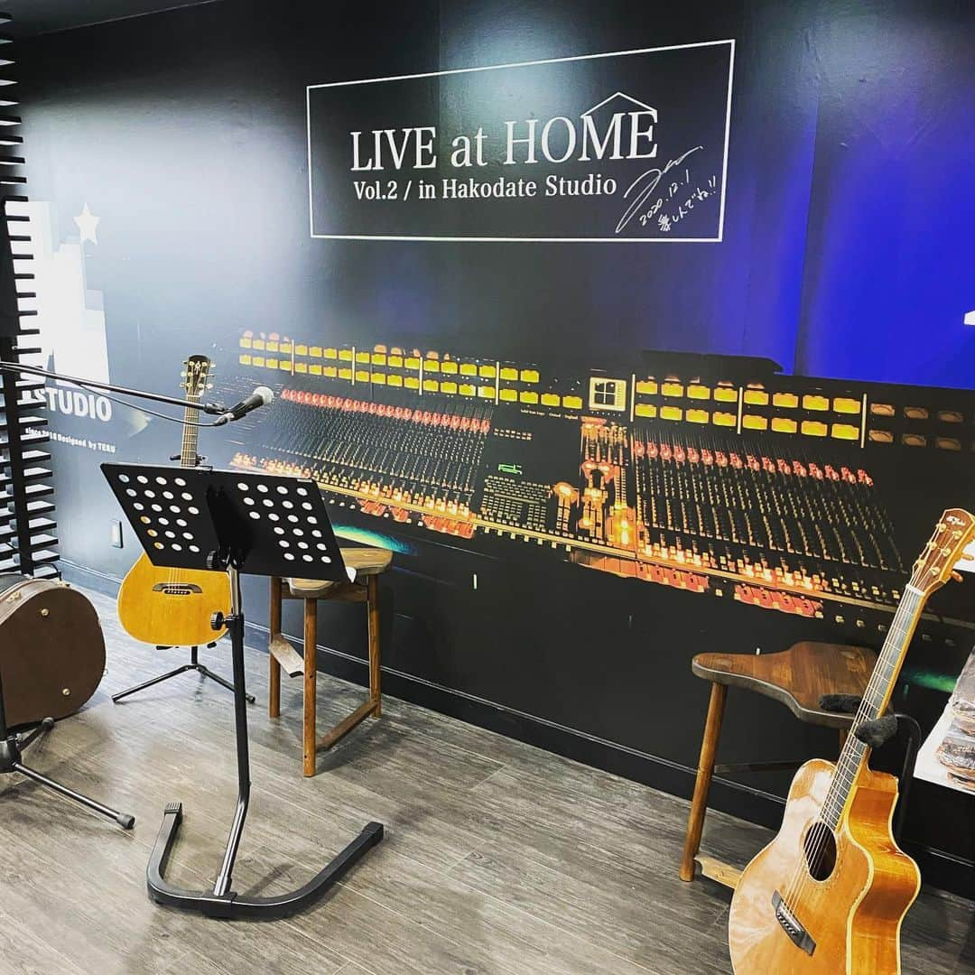 TERUさんのインスタグラム写真 - (TERUInstagram)「^_^  本日、函館にあるG4 SPACEの内装が  LIVE at HOME vo.2 in HAKODATE STUDIO  バージョンになりました。  ギターも触れられたりLaHの世界の中で記念撮影できたりするので、インスタ映えするスポットになったと自負しております。  譜面台に「刻は波のように」の歌詞も貼ってます。  なんなら、店長のHIKARUに言って、歌詞のコピーを貰って下さい（笑）  なかなかない機会だとは思うのでコロナ感染に気を付けつつ本物のアコースティックギターの音を楽しんで頂けたらと思っているのですが…。  消毒などHIKARUには細心の注意を払いコロナ感染防止対策するよう伝えてあります。  来られる皆さんも是非ご協力お願いできたらと切に願っております。  ベイエリアでは大きなツリーが飾られたり、25日まで毎晩花火が打ち上げられたりとイベントが盛り沢山なのですが、withコロナと言えど感染拡大のニュースを見ると不安は募るばかり…。  とにかくこの状況下ではありますが、少しでも皆さんの心休まる場所になって頂けたらと思っています。  詳細はオフィシャルのホームページでご覧下さい^_^  #g4space」12月1日 23時27分 - glay__teru