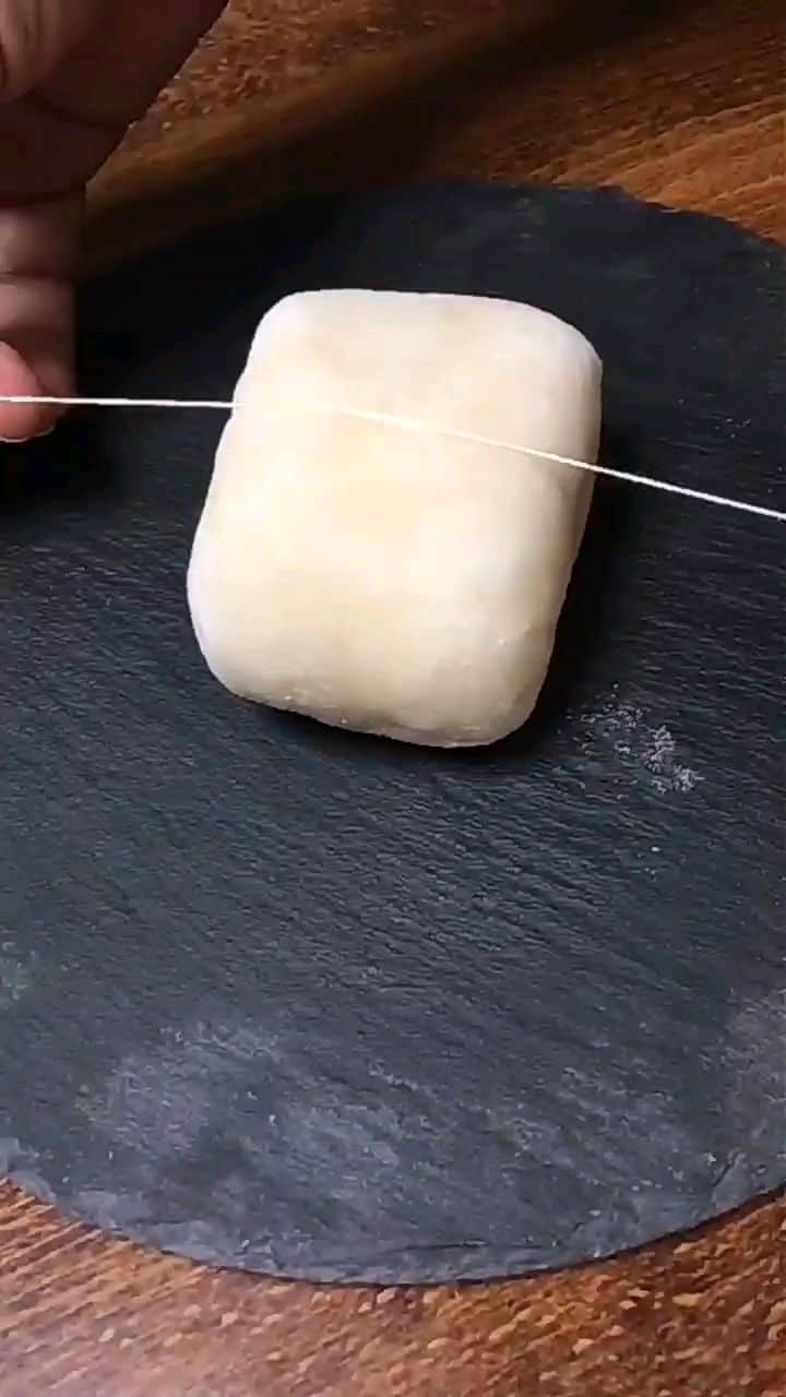 のインスタグラム：「覚王山フルーツ大福 弁才天 @benzaiten.daifuku  上手にパッカーン♡♡ 出来ました💕💕 幻のキウイ🥝 レインボーレッドキウイ🌟｡:* イチオシ👆😃  #フルーツ大福弁才天 #フルーツ大福 #弁才天 #名古屋テイクアウト #和菓子#名古屋スイーツ#手土産#名古屋グルメ」