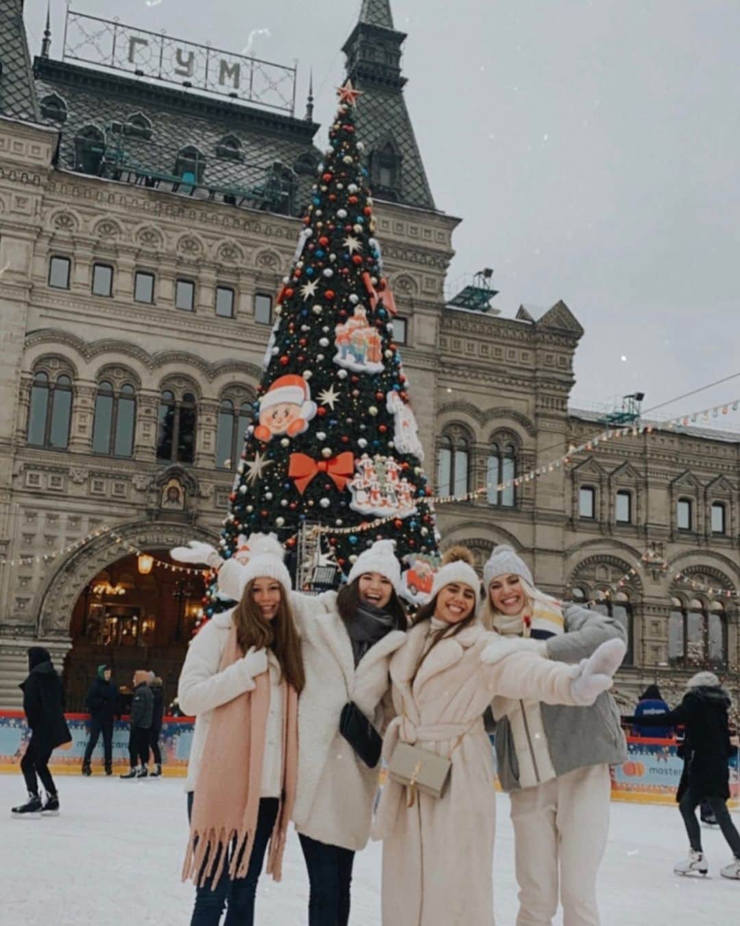 Ralina Rakipovaのインスタグラム：「Встретили первый день зимы в волшебной сказке ✨ Чтобы всегда такие улыбки сияли не нашем лице❤️」