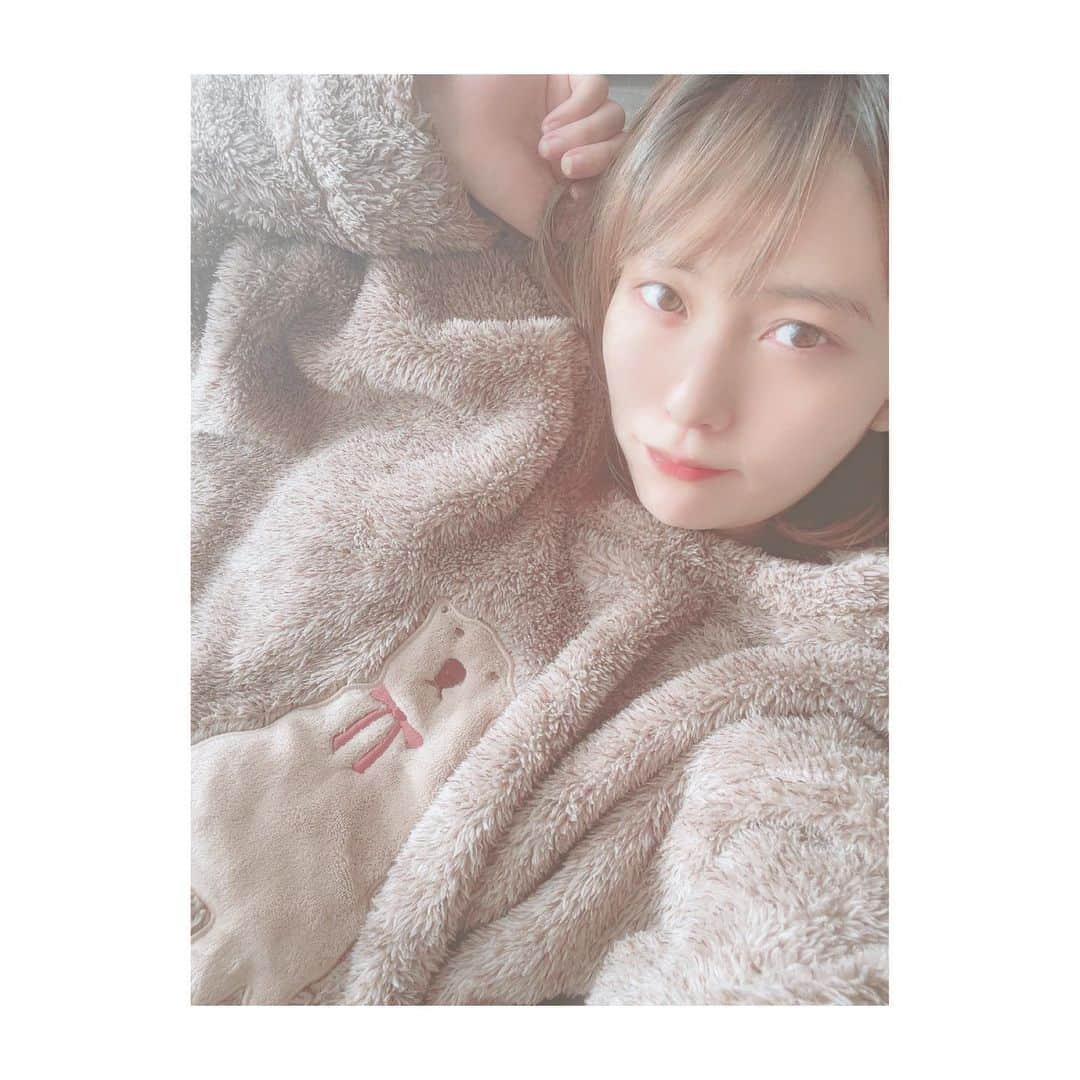 大崎みらいのインスタグラム：「、 もっっっこもこ！！ GUで買ったパジャマ まじあったかいです👌🧸 毎日ずーっとすっぴんなので だんだん肌元気になるよね。笑 、 里帰りして ずーっと窓から山眺めてます笑 母に頼りっぱなしで 申し訳なさとありがたさと😌 、 元気な孫産むね🥰 、 前駆陣痛だと思われる腹痛と 急なお腹の張りの日々…。 本当苦しいよね〜 、 前駆陣痛は、 よく言うように生理痛みたいな 下腹部のチクチクした痛みって感じ！ ズキッて痛む時もあるし、 ずーーーーんって重ーく痛むときと なんかいろいろ。笑 、 お腹の張りは 無理やりアブトロニックの強で お腹全体をぎゅーってやられてるような そんな痛みと苦しさです😎 、 いつ産まれても良いドキドキと いつ陣痛が来るか恐怖と 何事も無く無事産まれてくれるか不安と なんだかモヤモヤした日々だけど 色んな人が応援して待っててくれるから 一人じゃないね！ そう思うと頑張れる🥰 、 早く会いたいよー！ 、 、 、 #マタニティ #プレママ  #初マタ #プレママさんと繋がりたい #マタニティライフ #臨月 #12月出産予定  #サロンモデル #作品撮り  #撮影モデル #モデル  #美容師さんと繋がりたい  #ポートレート撮影 #自撮り女子  #イベントコンパニオン  #被写体モデル #インフルエンサー」