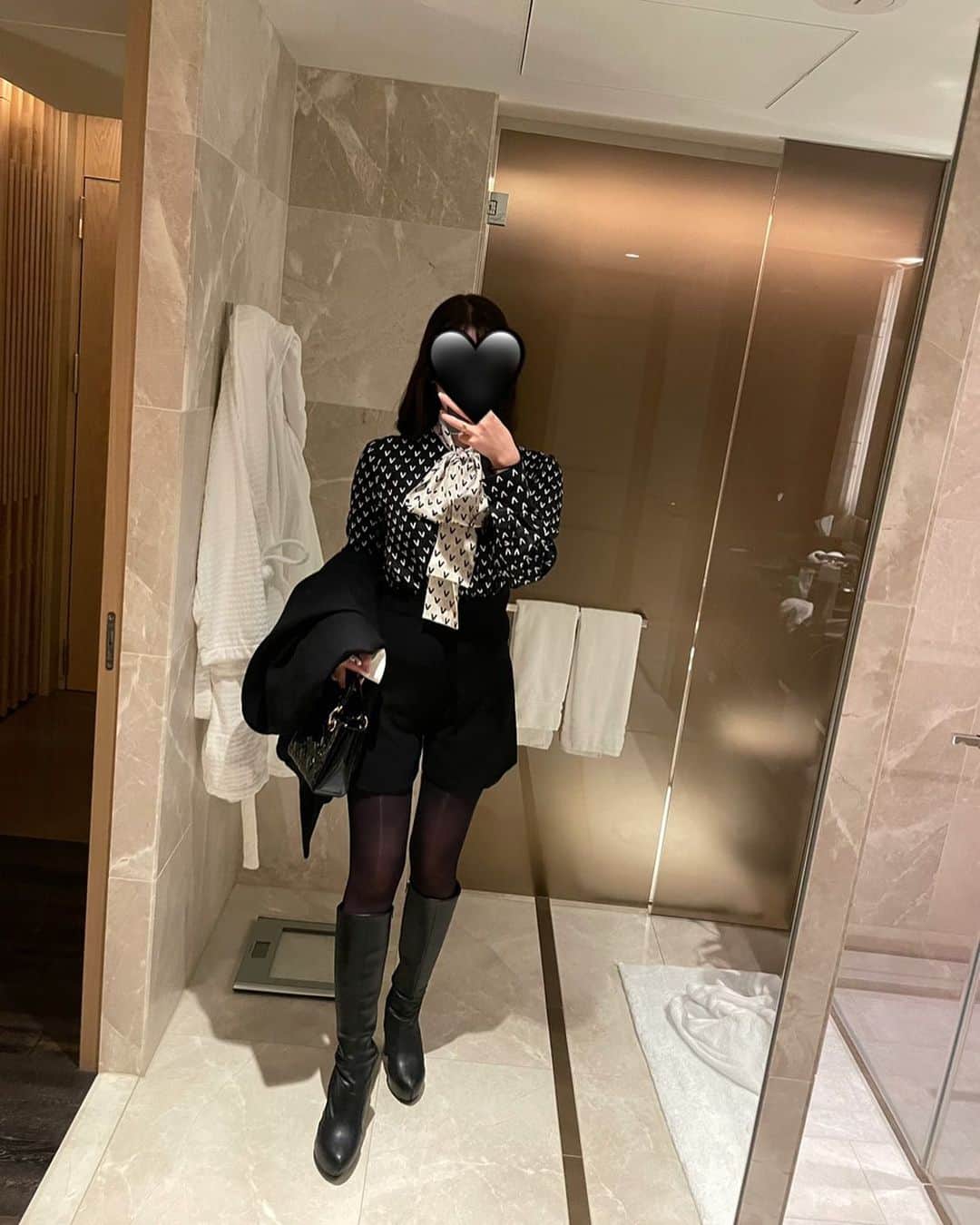 沙月のインスタグラム：「. . Valentino🖤🤍🖤 . . #fourseasonshotel  #京都 #フォーシーズンズホテル京都」