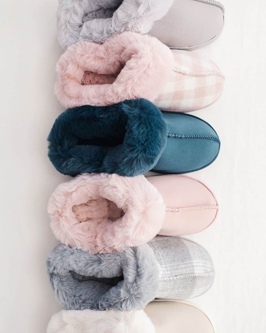 ロック&リパブリックのインスタグラム：「The only shoes we’ll be wearing this holiday season—and we’re not mad about it! 😉 Tap to shop @lclaurenconrad. #lclaurenconrad #tuesdayshoesday #Kohls」