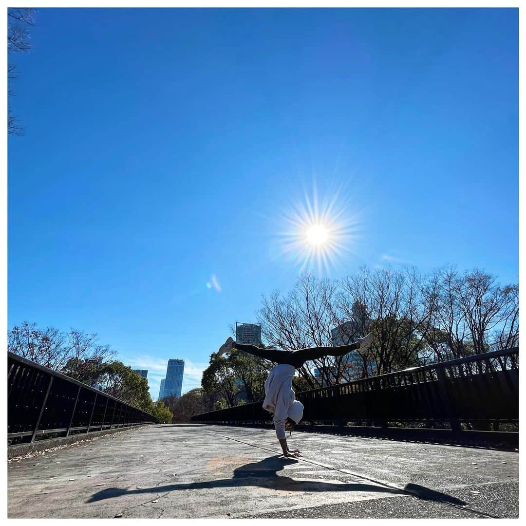 岡部紗季子さんのインスタグラム写真 - (岡部紗季子Instagram)「“ 🌞🤝🤸🏽‍♀️ #gymnastics #handstand #handstandsplit #sun🌞 #shadow #体操 #逆立ち #倒立 #倒立女子 #光と影 #🤸🏽‍♀️ #🌞 . 📸 @akira_matsumori 🏡 @w_o_e_2 🤸🏽‍♀️ @handstand_girl_tokyo . . . No, 130 #逆立ち女子 . Keep your eyes on the sun and you will not see the shadows.」12月1日 23時35分 - sakiko_okabe516