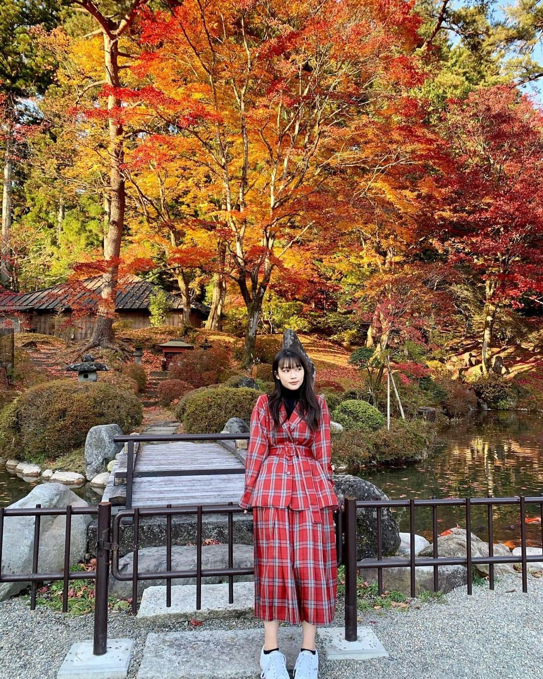 新井舞良のインスタグラム：「今日から12月ですね！ 今年がもうあと1ヶ月なんて、、という感じですが楽しみましょう☺︎ 紅葉が綺麗だった〜🍁」