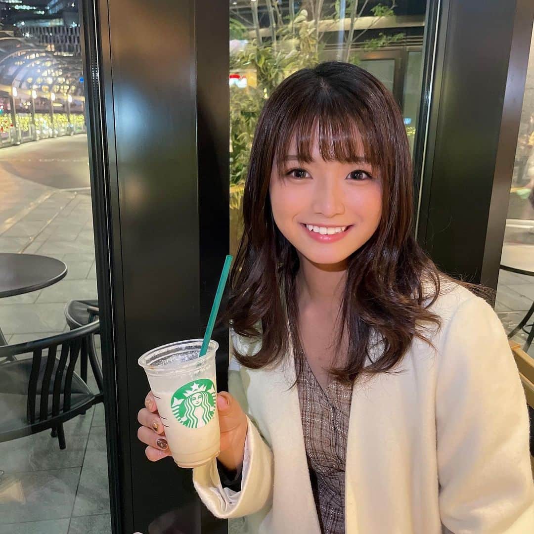 山本ゆうかのインスタグラム：「.﻿ ﻿ ﻿ ﻿ ﻿ ちぇりちゃんに撮ってもらった🌼﻿ ﻿ ﻿ 梅田のリンクス？ヨドバシ？の所にある﻿ スタバオシャレよねぇ。﻿ ﻿ ﻿ イルミネーションが沢山で、ツリーもあったでぇ﻿ にしても記念写真感が否めないな()﻿ おしゃれに写りたい←﻿ ﻿ ﻿ ﻿ ﻿ ﻿ #スタバ #梅田カフェ #白コート #emoda #チェックワンピース　#オレンジメイク　　#黒髪ロング　#たぬき顔　 #portrait #ポートレート #撮影会モデル #ポートレートモデル  #関西サロモ #被写体 #ポートレートしま専科  #キリトリセカイ #スクリーンに恋して #カメラマンさんと繋がりたい  #portraitphotography ﻿ #人像攝影 #人像寫真 #外拍麻豆 #小清新﻿  #instagood #instaportrait #lovers_nippon  #イチナナライブ #17live ﻿」